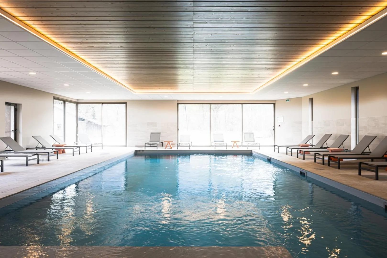 Pool view in Hotel Base Camp Lodge - Albertville