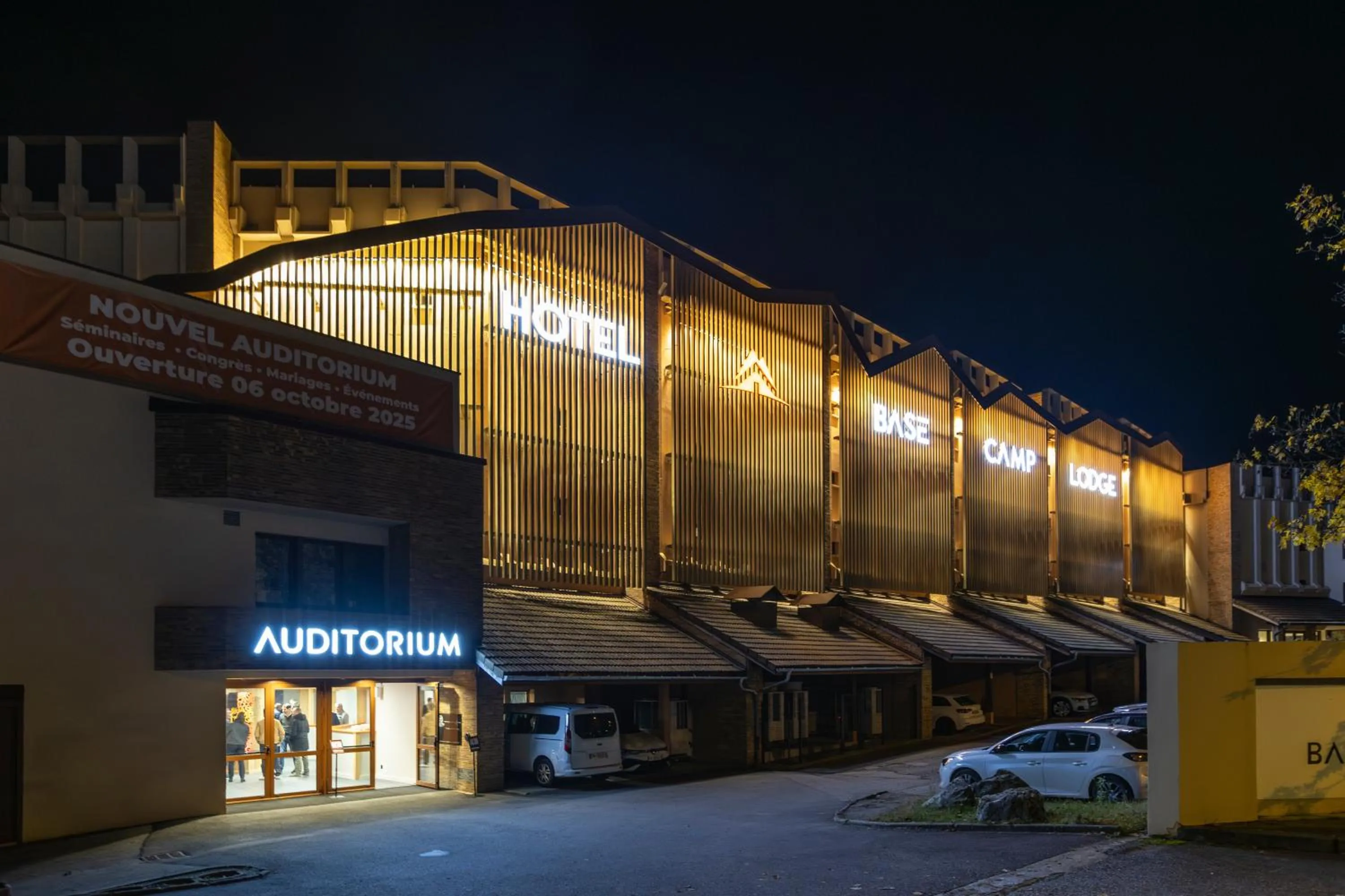 Business facilities in Hotel Base Camp Lodge - Albertville