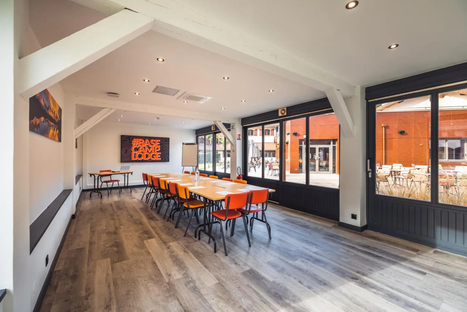 Seating area in Hotel Base Camp Lodge - Albertville