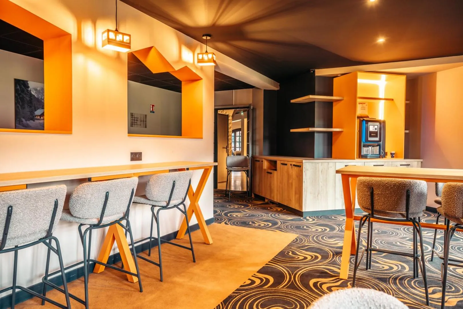 Seating area in Hotel Base Camp Lodge - Albertville