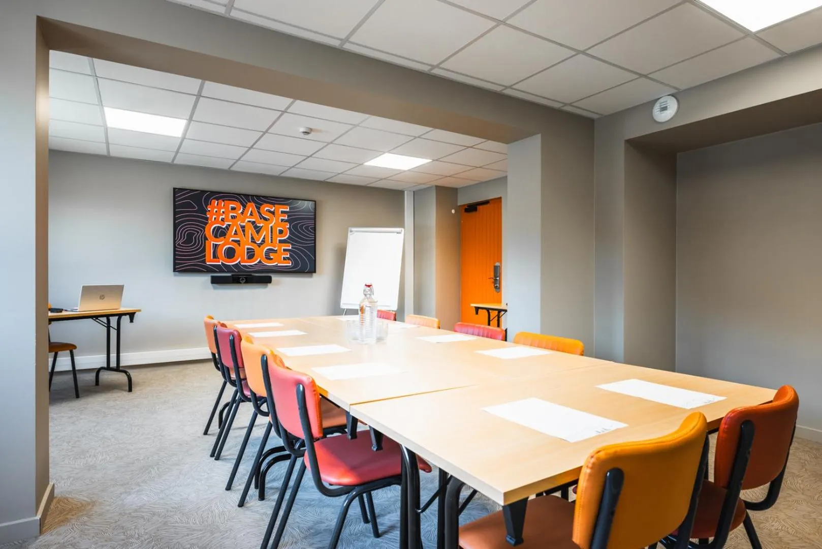 Seating area in Hotel Base Camp Lodge - Albertville