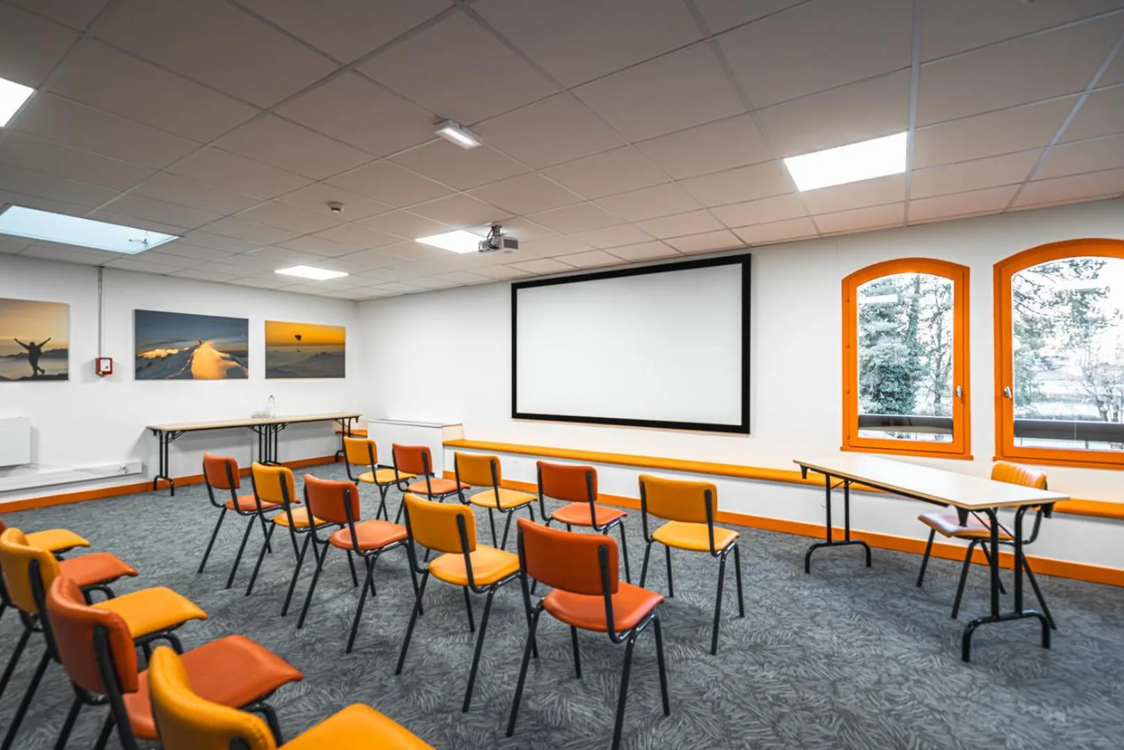 Meeting/conference room in Hotel Base Camp Lodge - Albertville