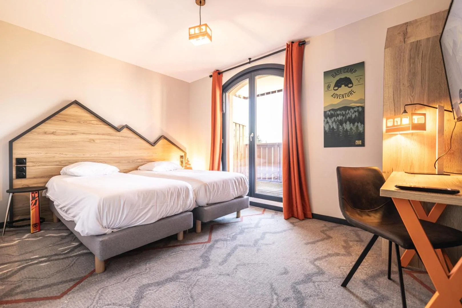 Photo of the whole room, Bed in Hotel Base Camp Lodge - Albertville