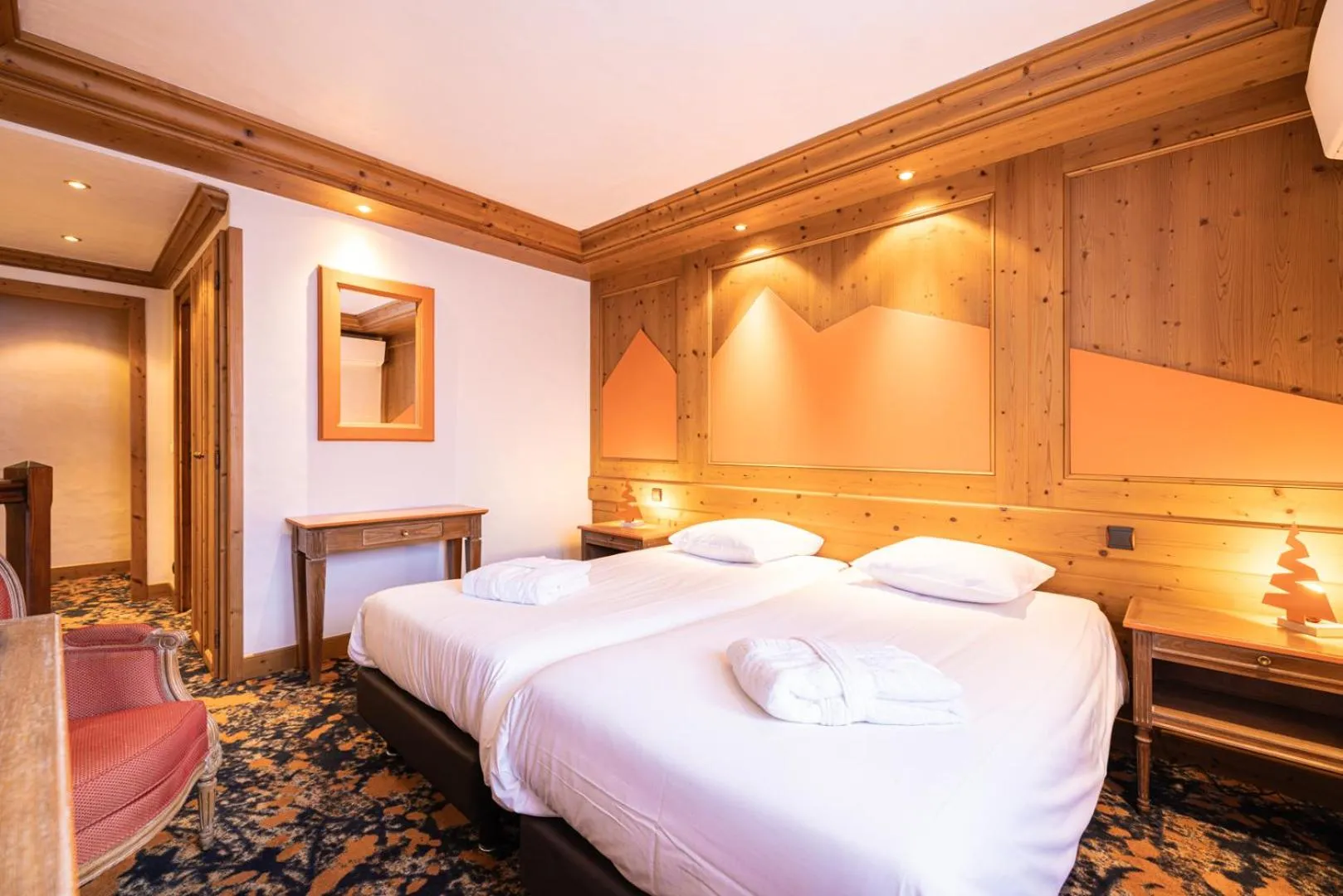 Photo of the whole room, Bed in Hotel Base Camp Lodge - Albertville