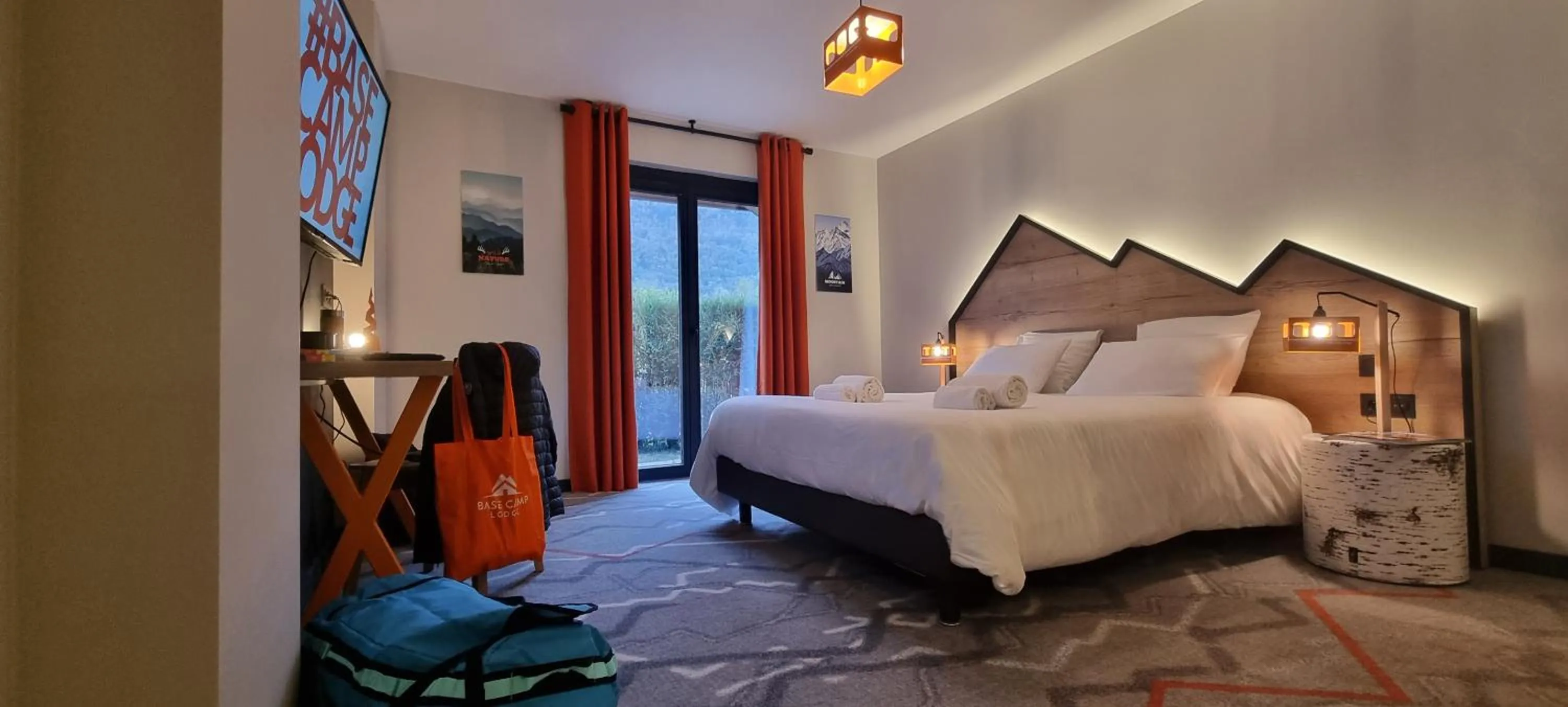 Photo of the whole room, Bed in Hotel Base Camp Lodge - Albertville