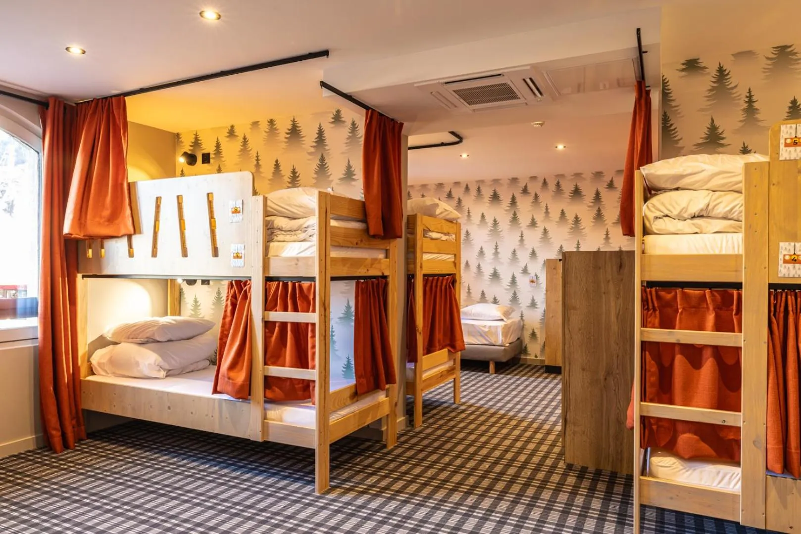 Photo of the whole room, Bed in Hotel Base Camp Lodge - Albertville