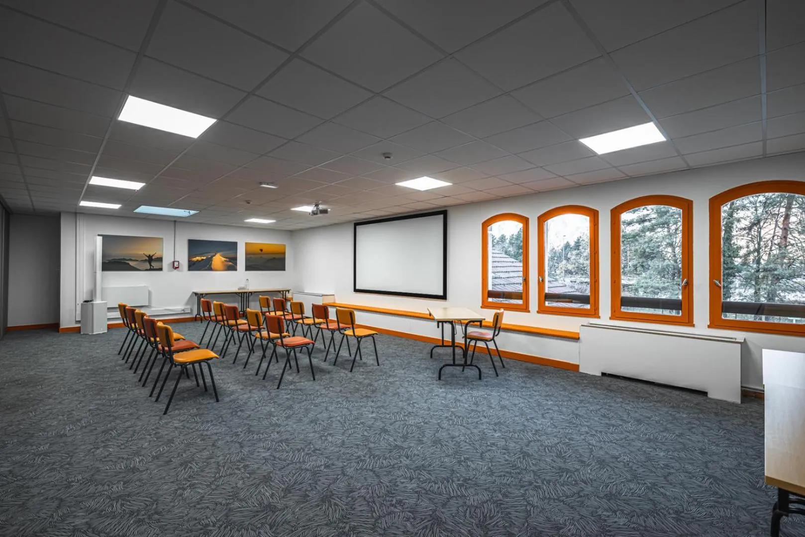 Meeting/conference room in Hotel Base Camp Lodge - Albertville
