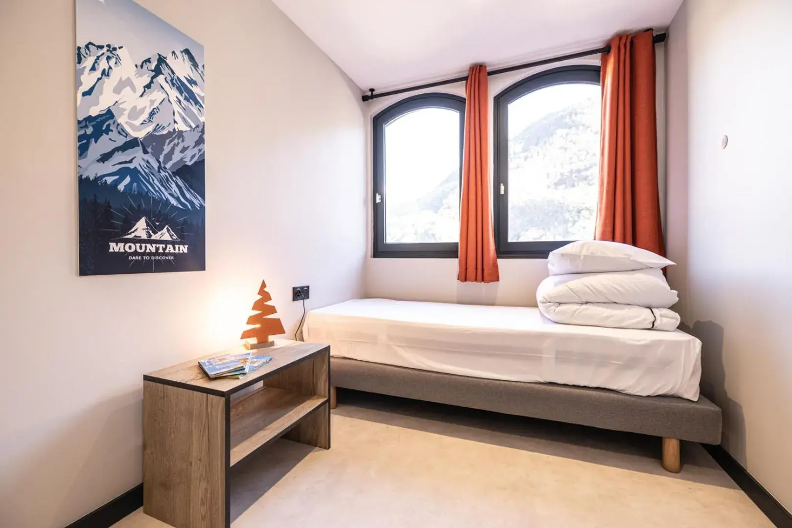 Small Single Room - single occupancy in Hotel Base Camp Lodge - Albertville Small Single Room - single occupancy in Hotel Base Camp Lodge - Albertville