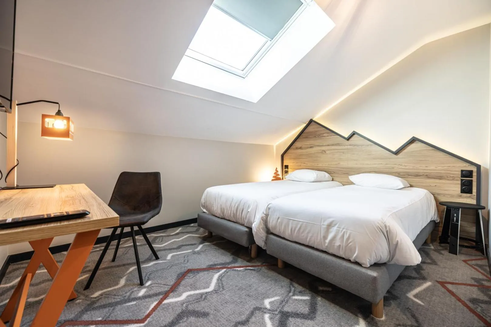 Photo of the whole room, Bed in Hotel Base Camp Lodge - Albertville