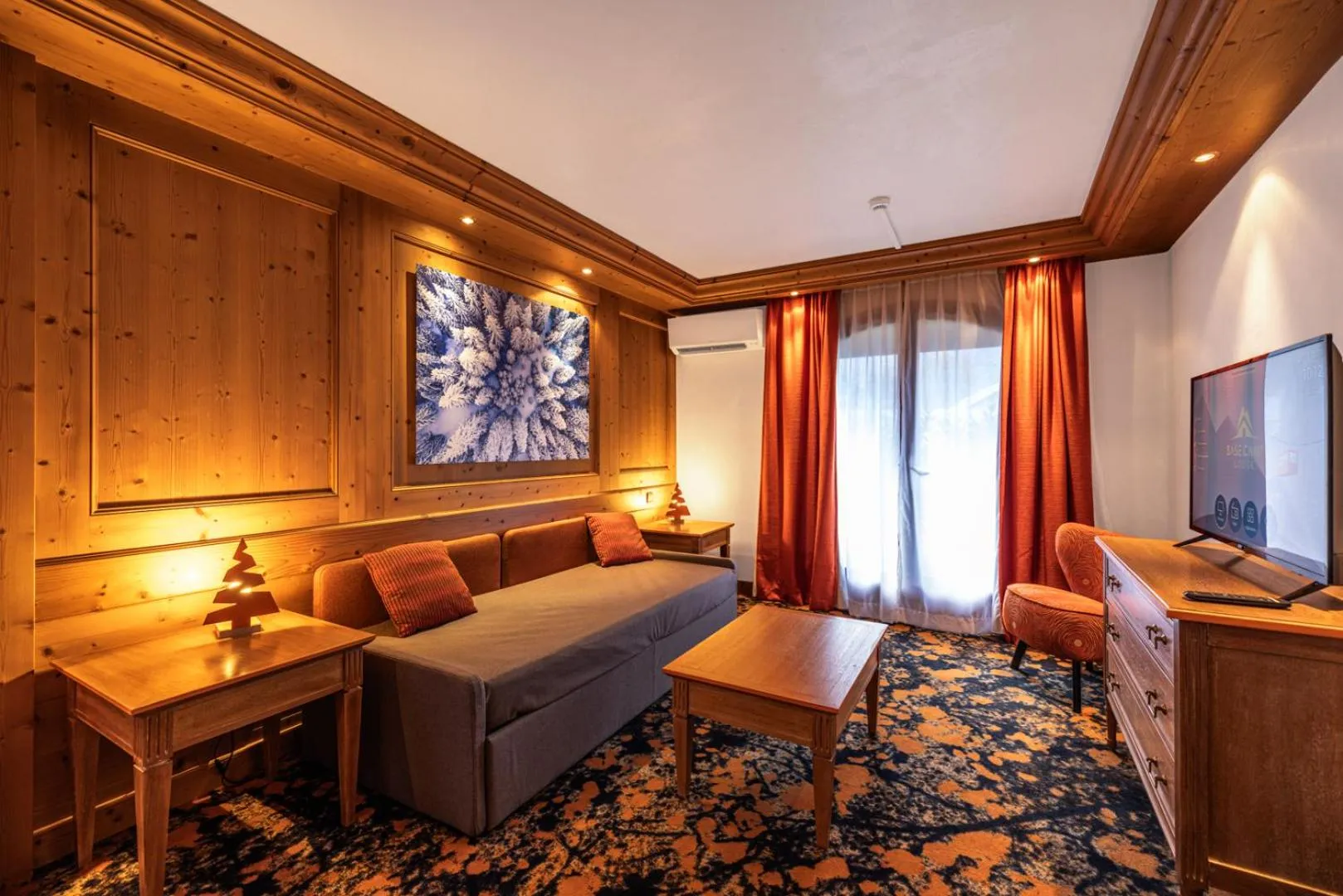 Communal lounge/ TV room, Bed in Hotel Base Camp Lodge - Albertville