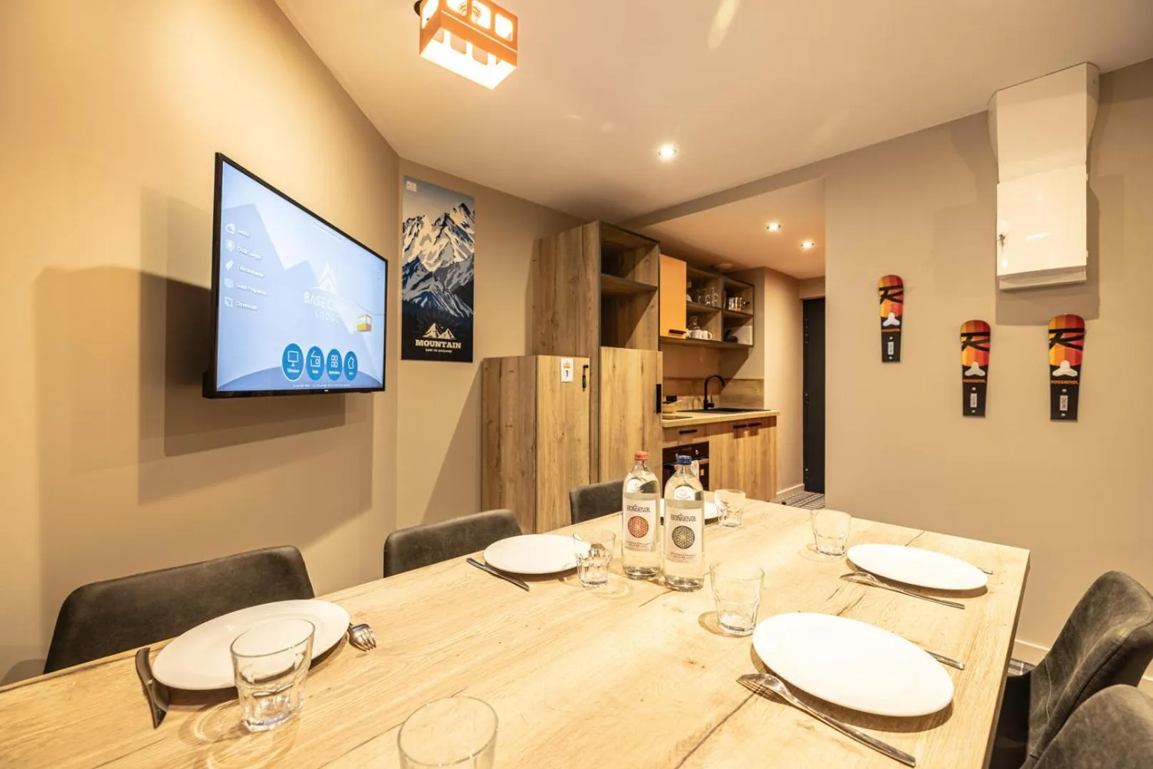 Dining area in Hotel Base Camp Lodge - Albertville