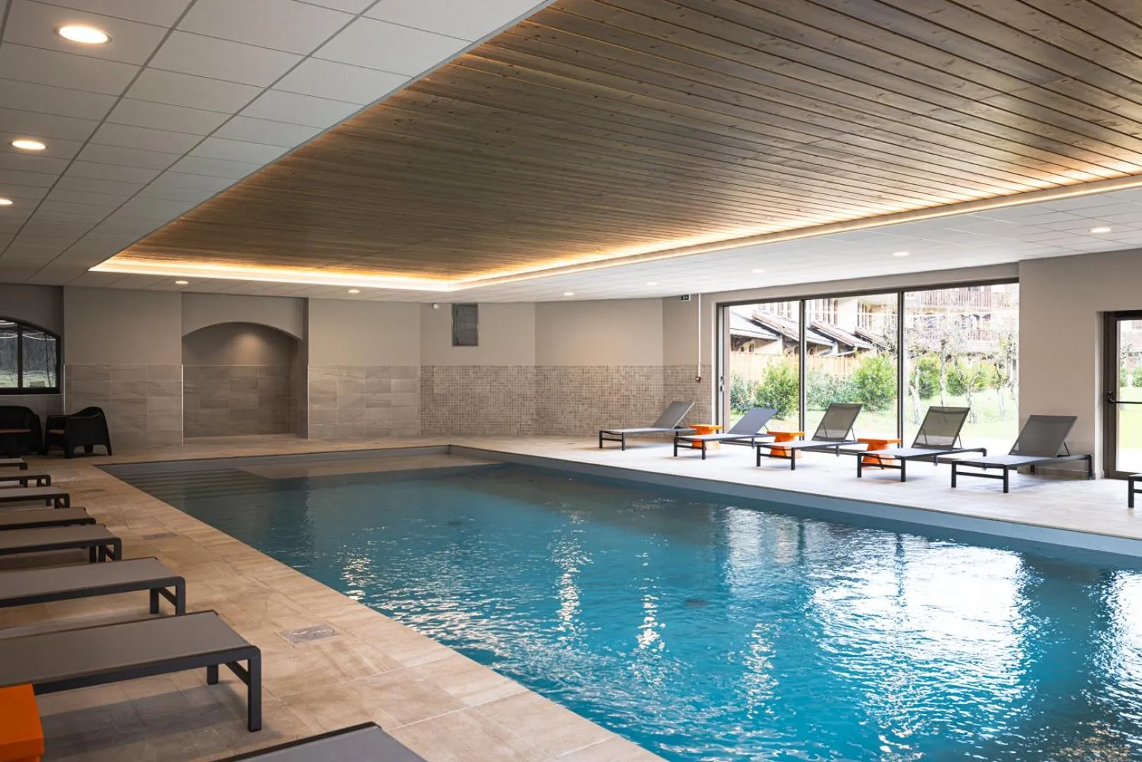 Pool view in Hotel Base Camp Lodge - Albertville