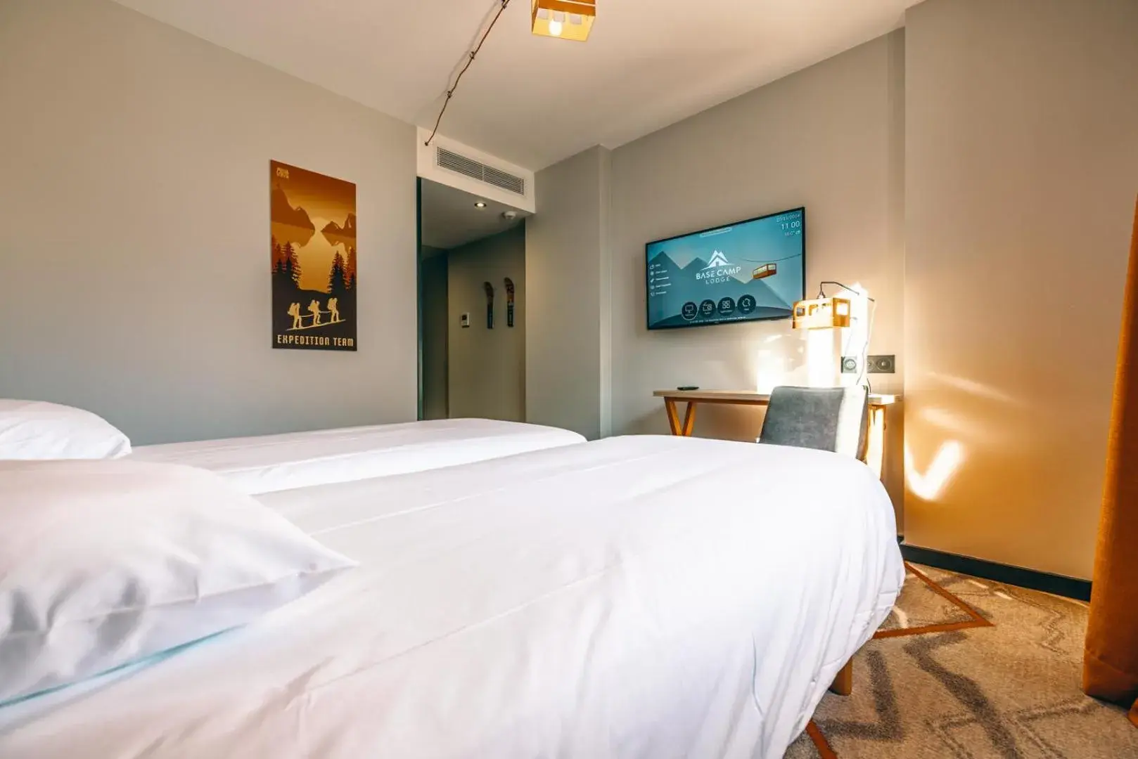 Photo of the whole room, Bed in Hotel Base Camp Lodge - Albertville Photo of the whole room, Bed in Hotel Base Camp Lodge - Albertville