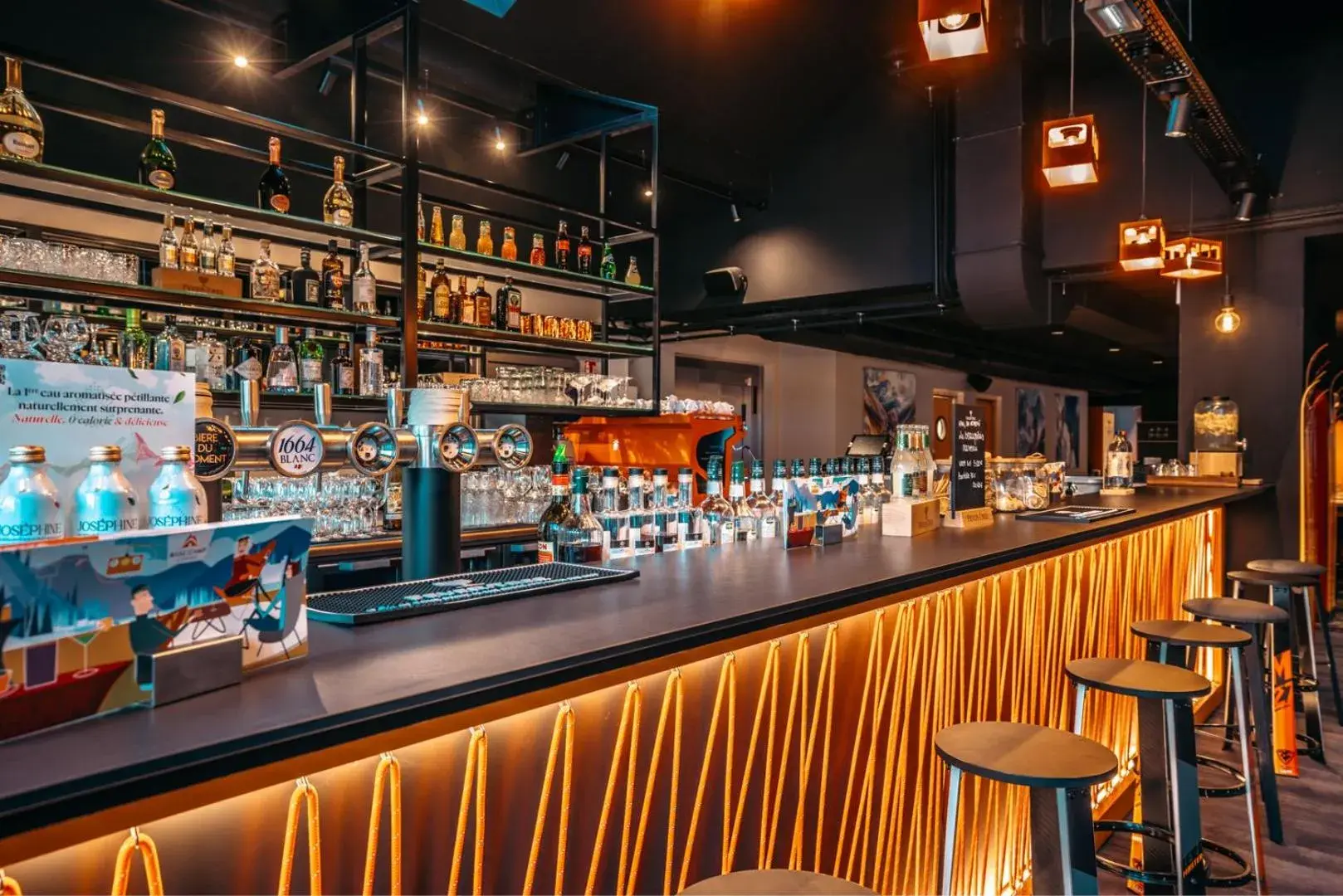 Lounge or bar in Hotel Base Camp Lodge - Albertville Lounge or bar in Hotel Base Camp Lodge - Albertville