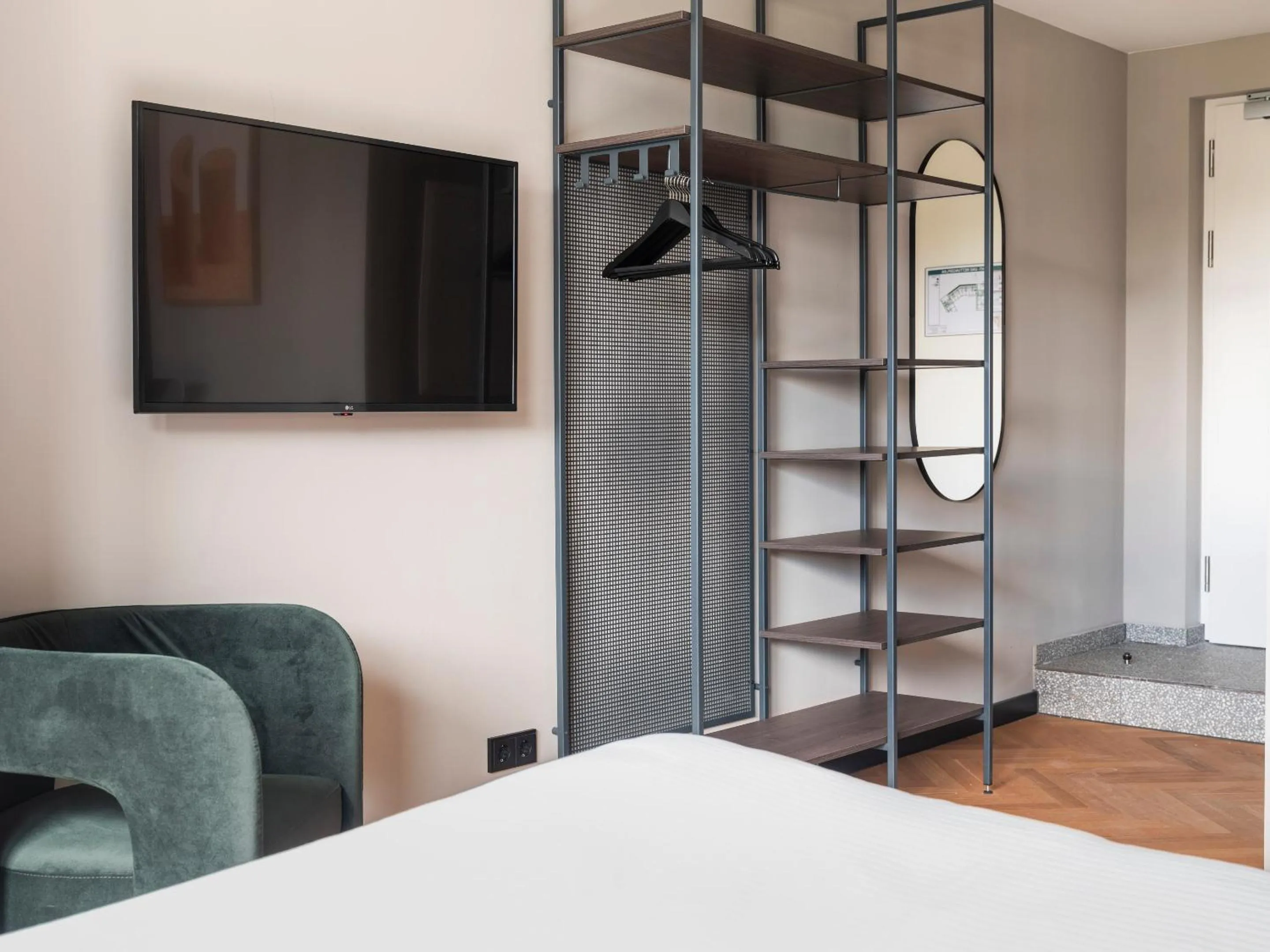 wardrobe, Bed in Numa Munich Obersendling