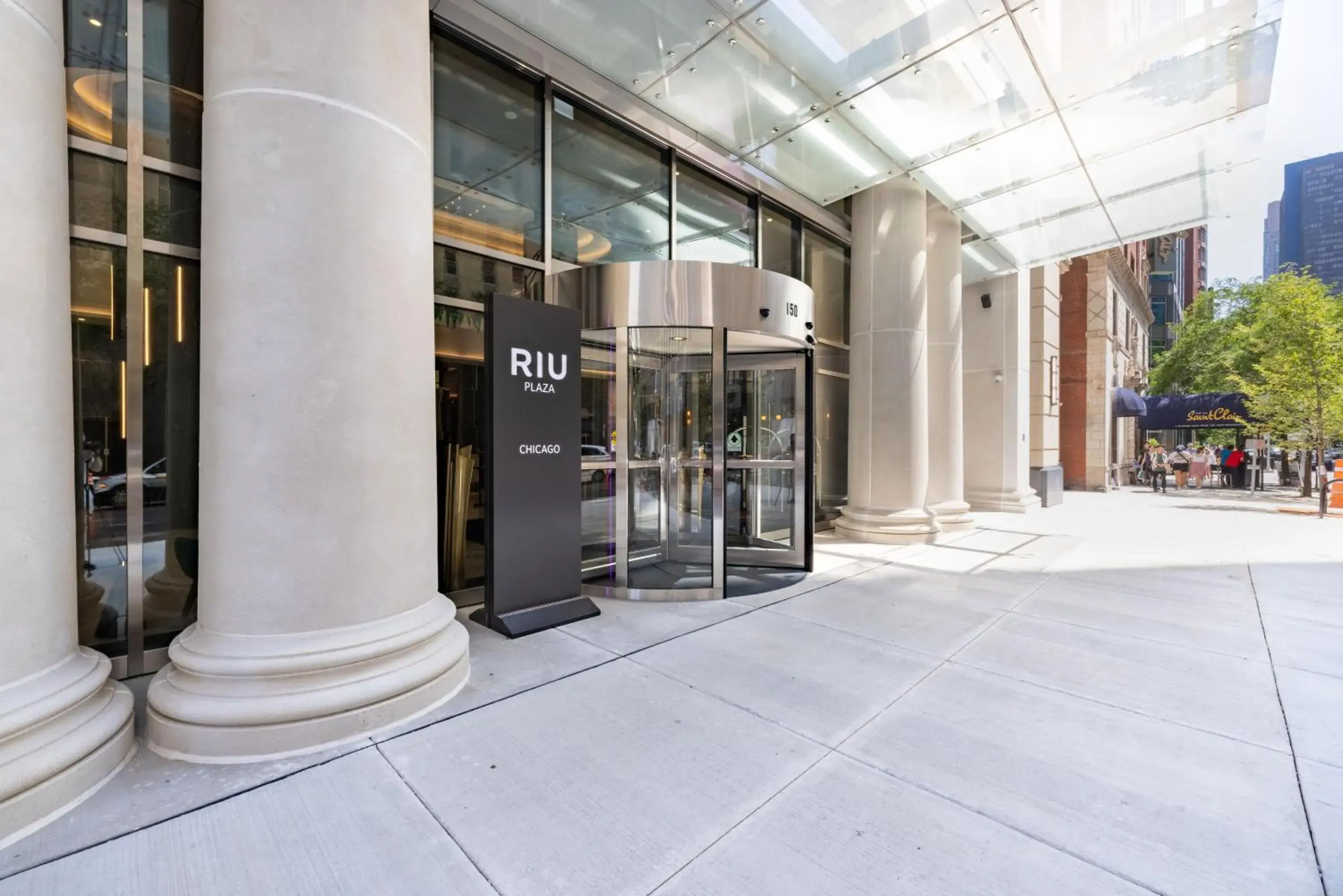 Property building in Riu Plaza Chicago Property building in Riu Plaza Chicago