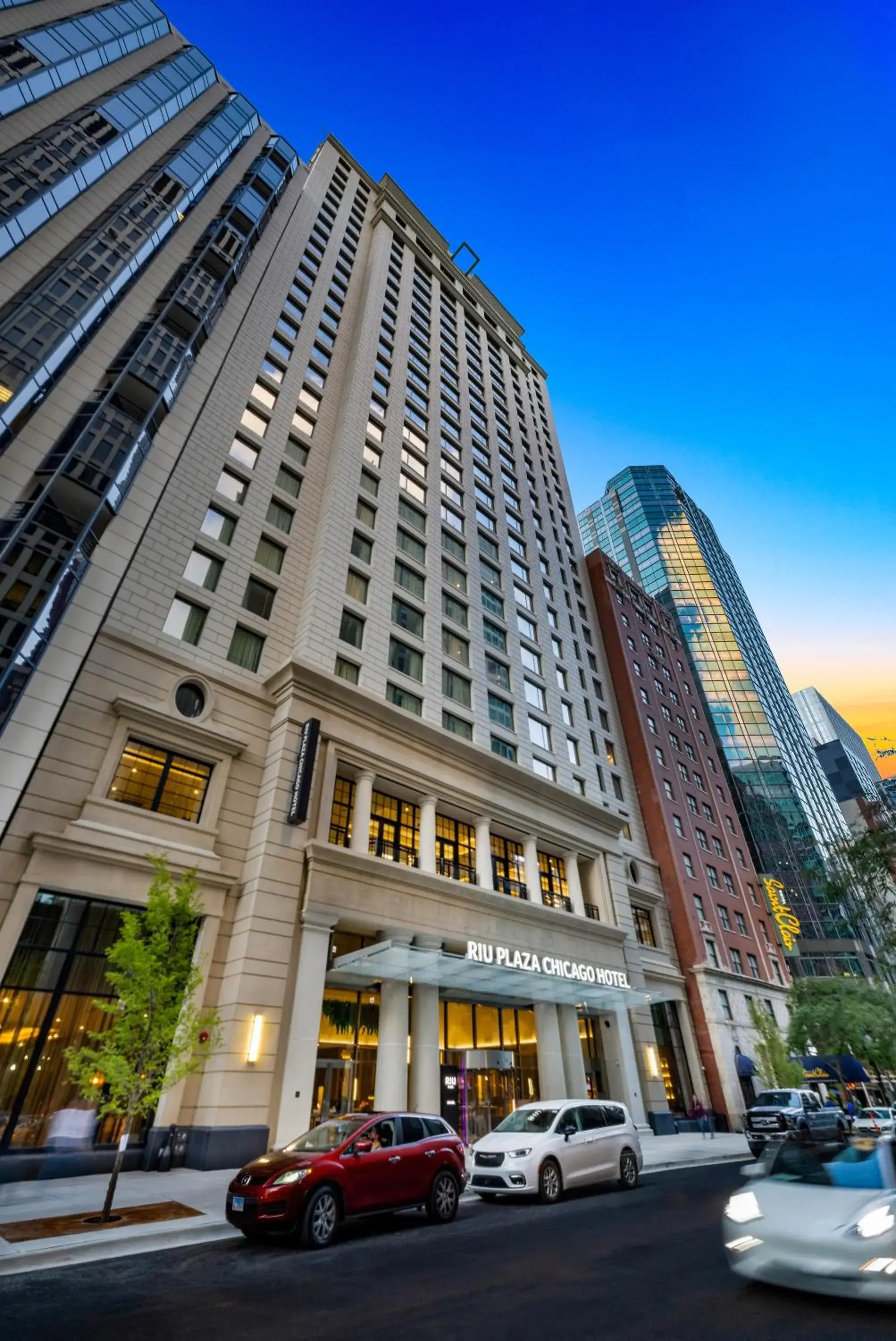 Property building in Riu Plaza Chicago Property building in Riu Plaza Chicago