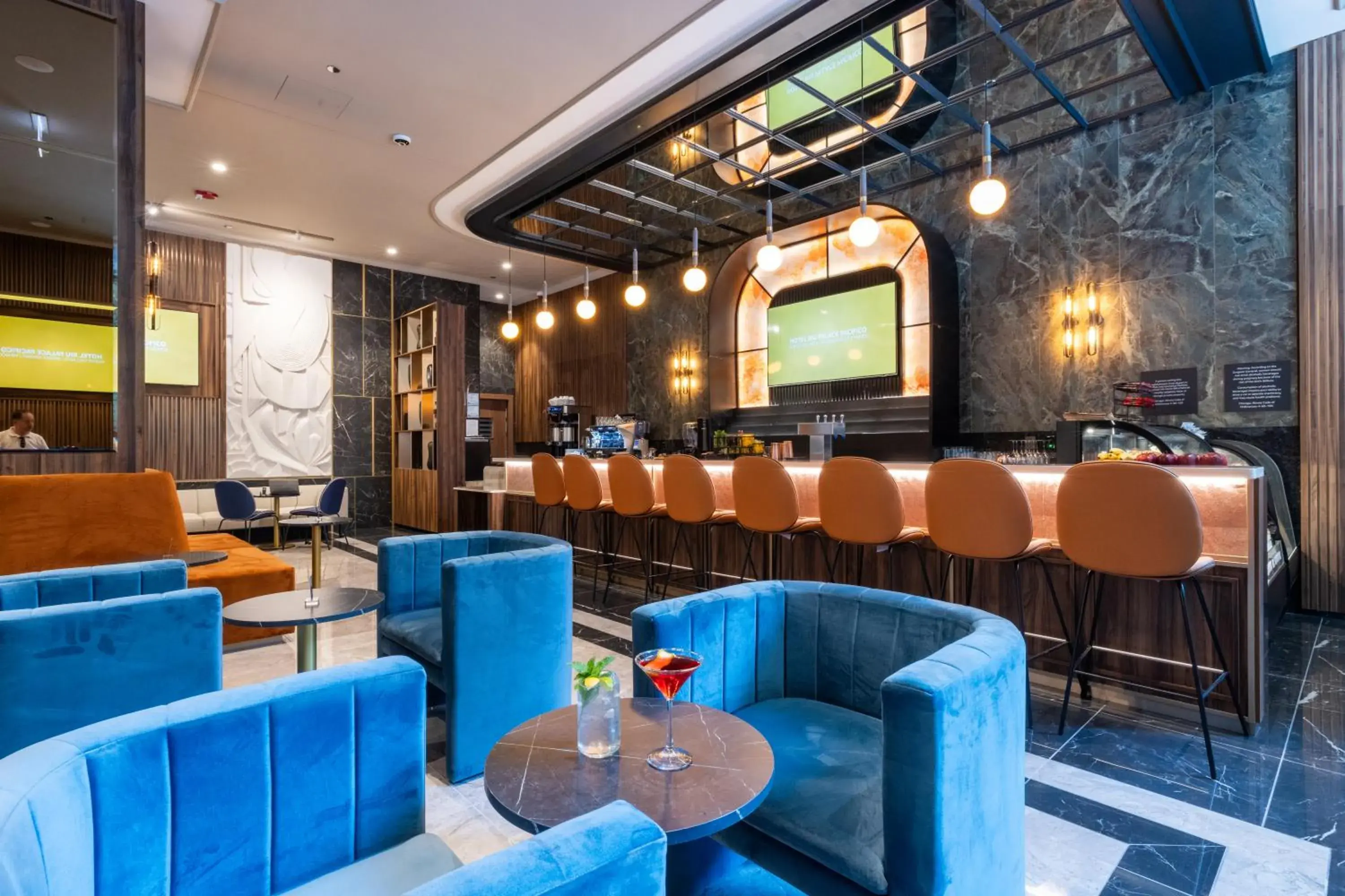 Lounge or bar in Riu Plaza Chicago Lounge or bar in Riu Plaza Chicago