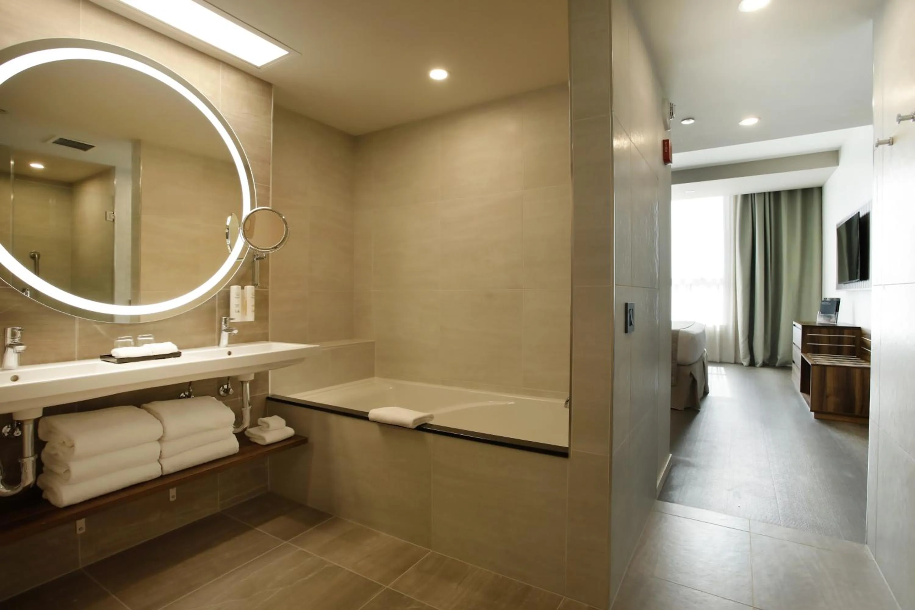 Bathroom in Riu Plaza Chicago