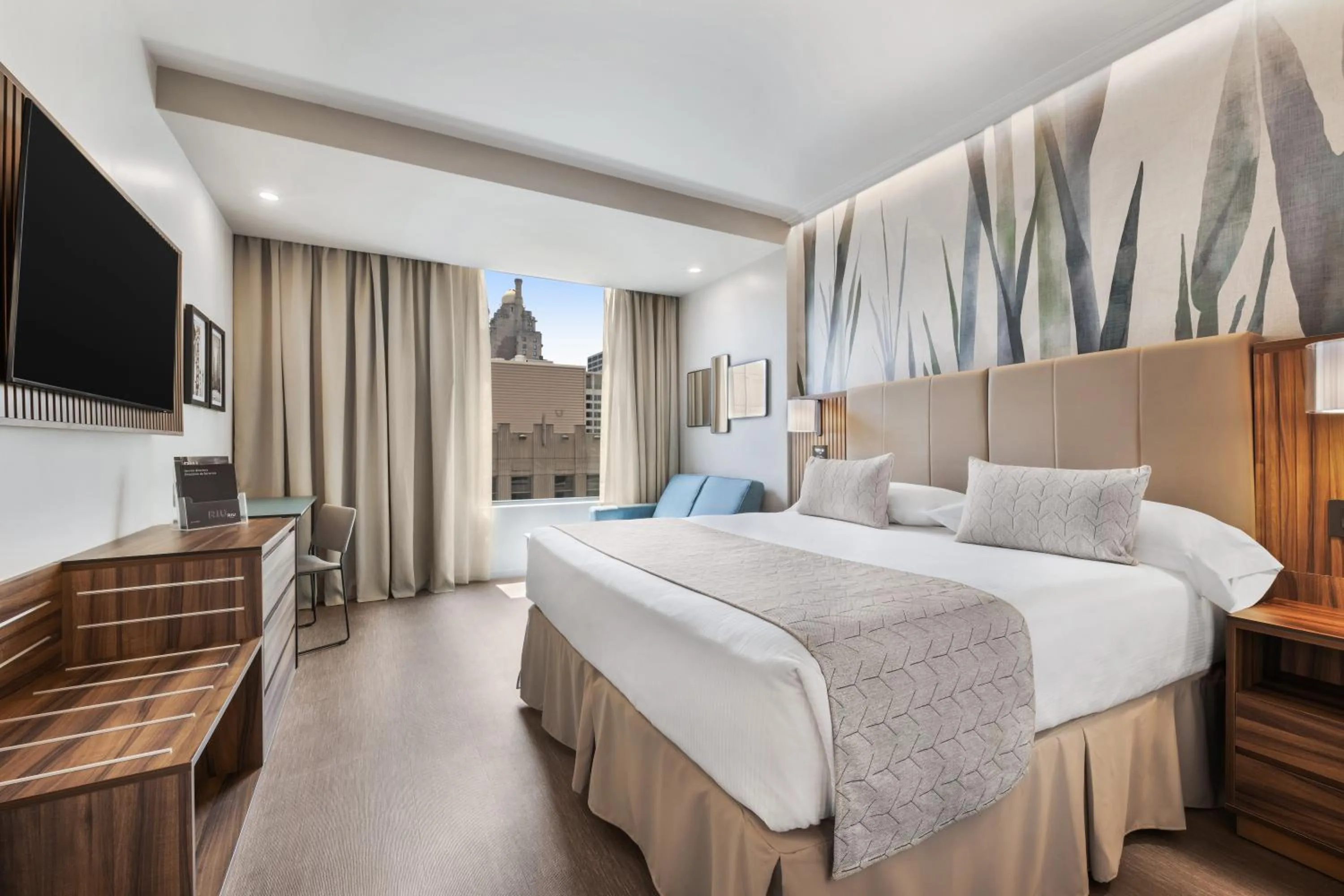 Bed in Riu Plaza Chicago