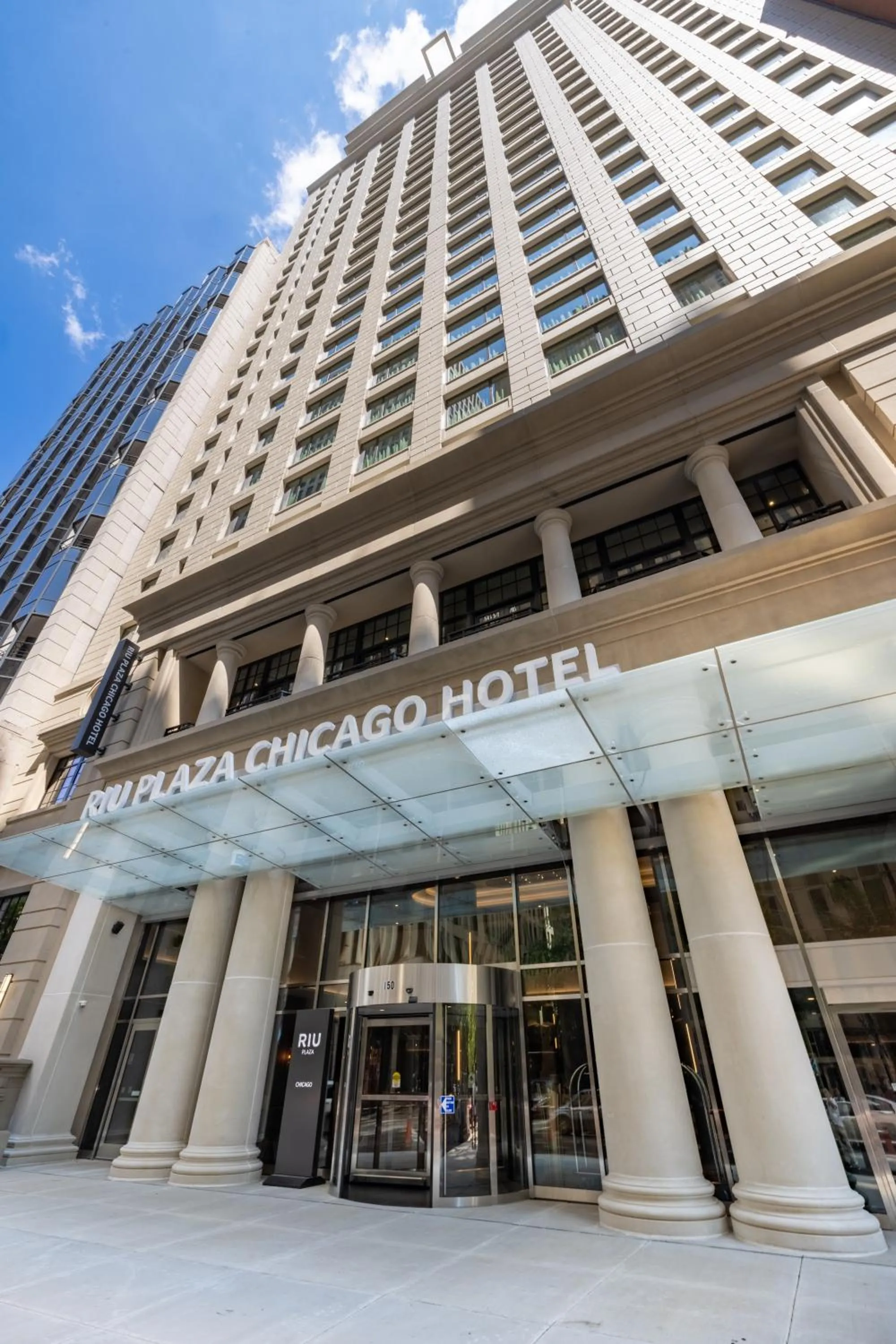 Property building in Riu Plaza Chicago