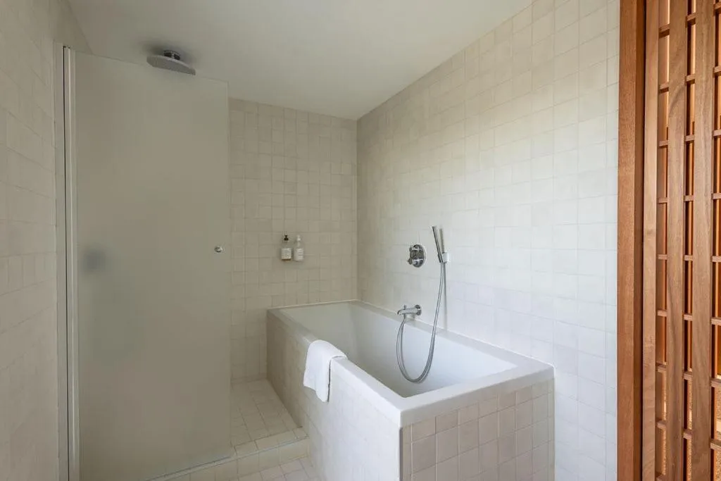 Shower in Hôtel Vertime