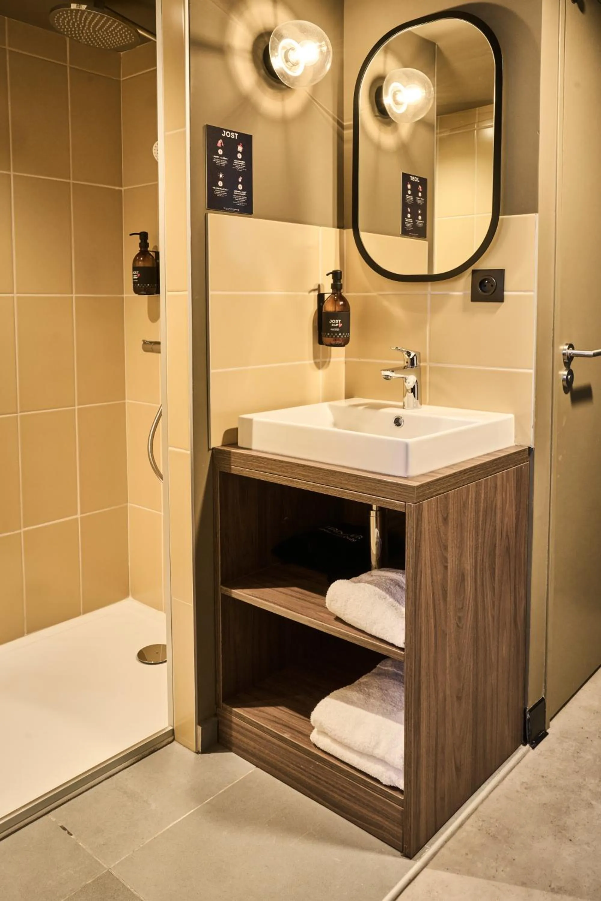 Shower in JOST Hôtel Lille Centre