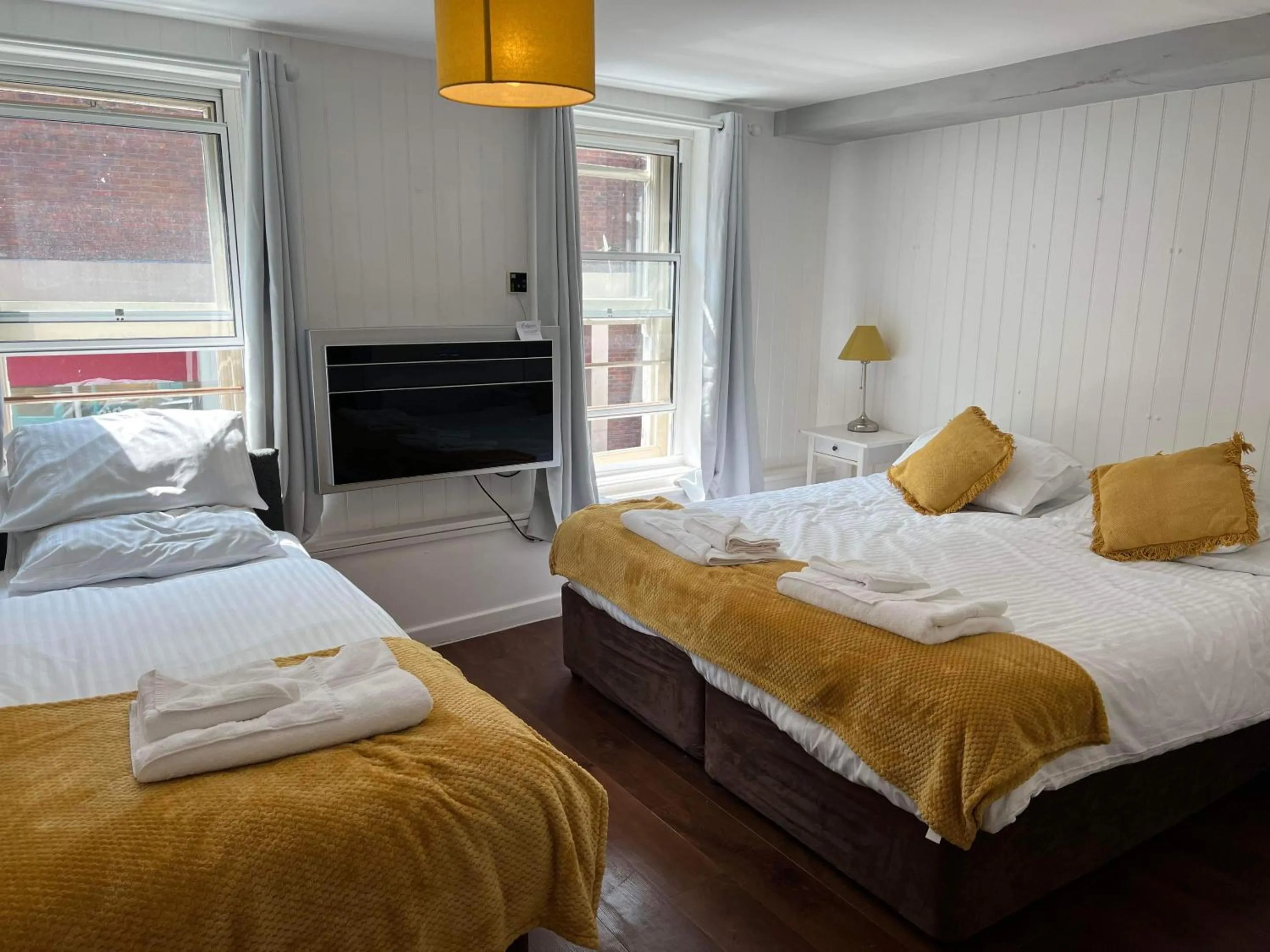 Bedroom, Bed in Wheatsheaf Hotel