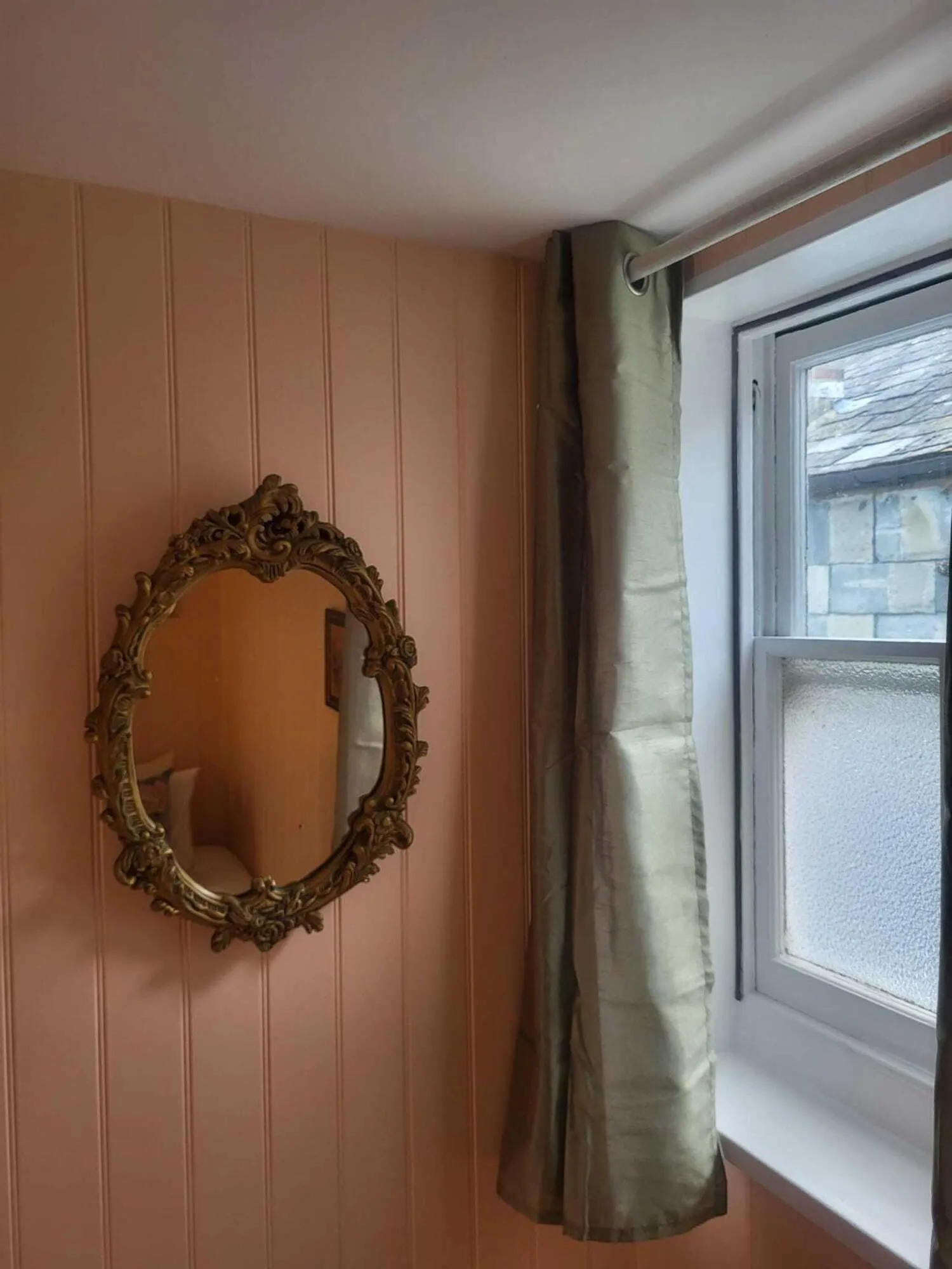 Bedroom in Wheatsheaf Hotel