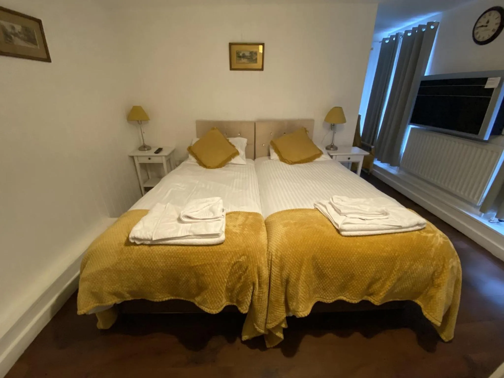 Bedroom, Bed in Wheatsheaf Hotel