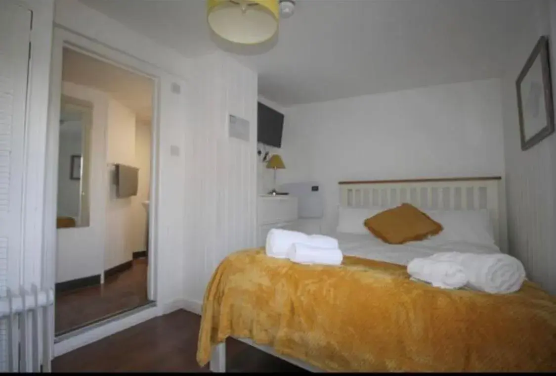 Bedroom, Bed in Wheatsheaf Hotel Bedroom, Bed in Wheatsheaf Hotel