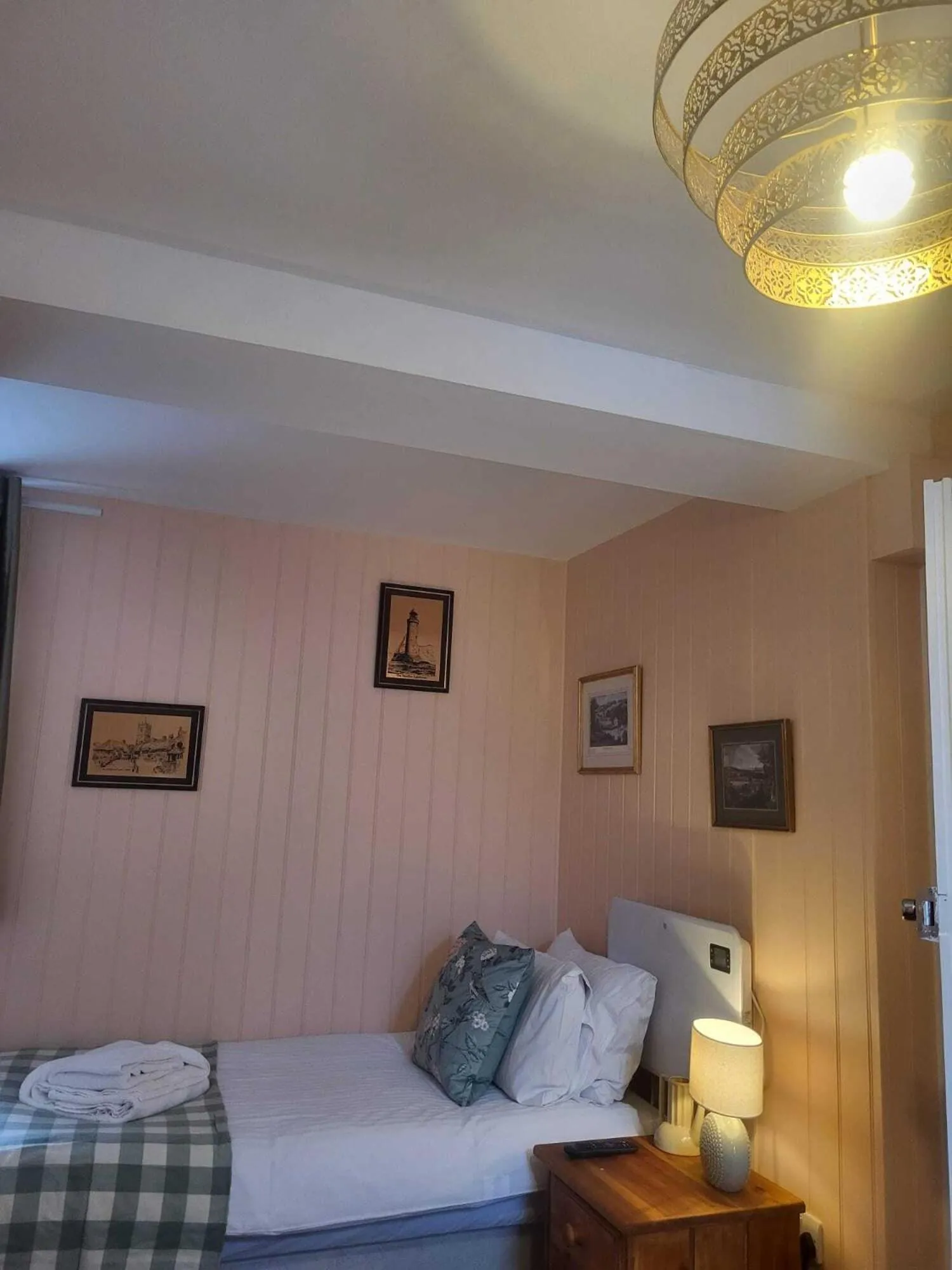 Bedroom, Bed in Wheatsheaf Hotel