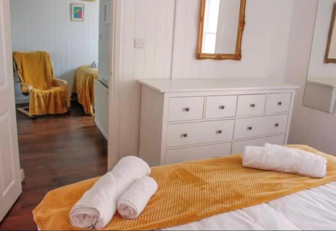 Bedroom, Bed in Wheatsheaf Hotel