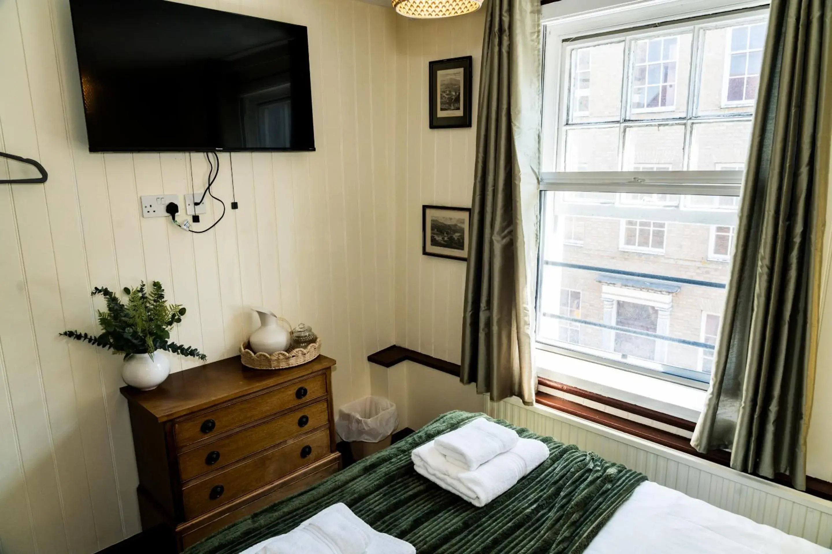 Bedroom, Bed in Wheatsheaf Hotel Bedroom, Bed in Wheatsheaf Hotel