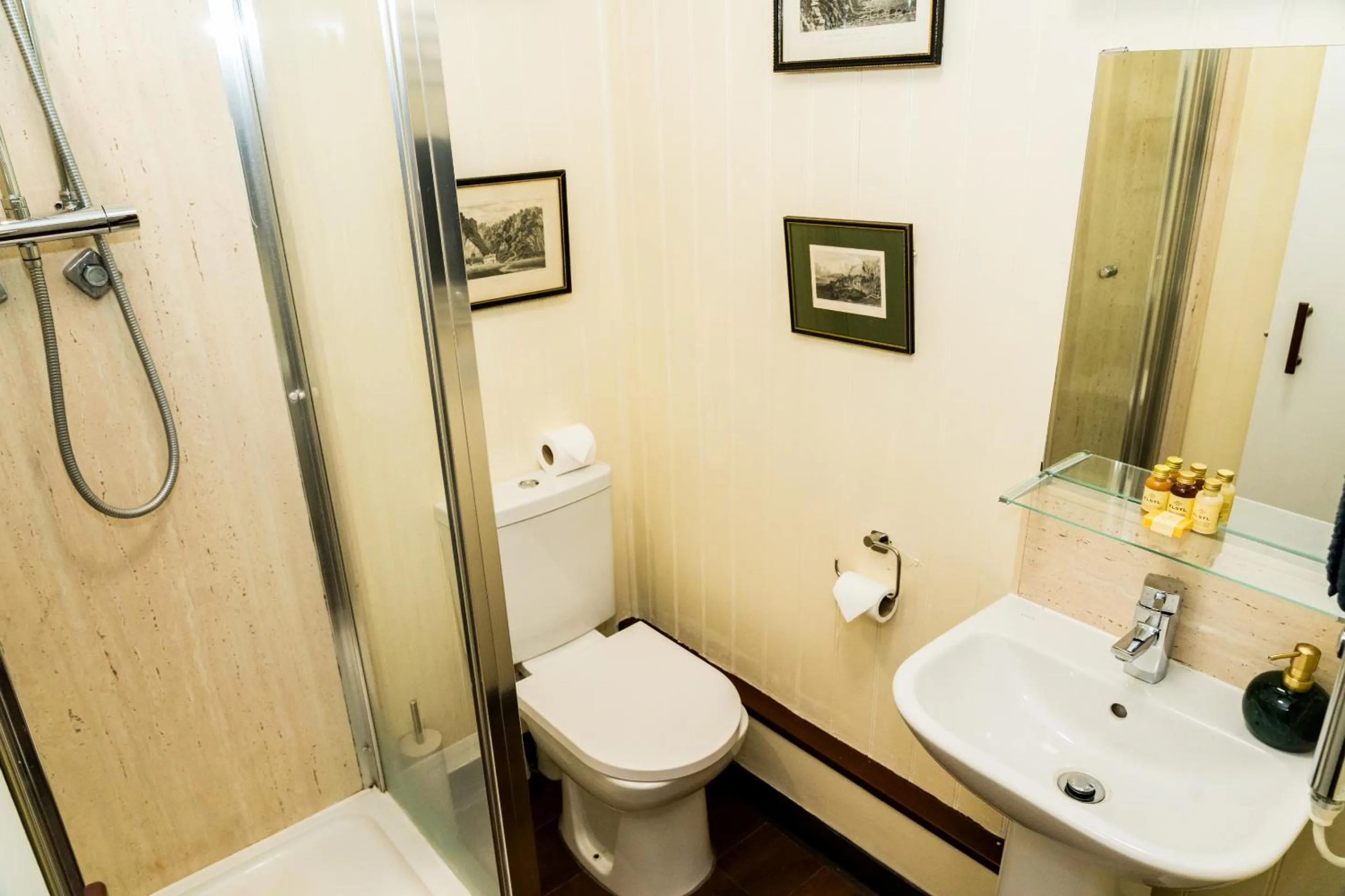 Bedroom in Wheatsheaf Hotel