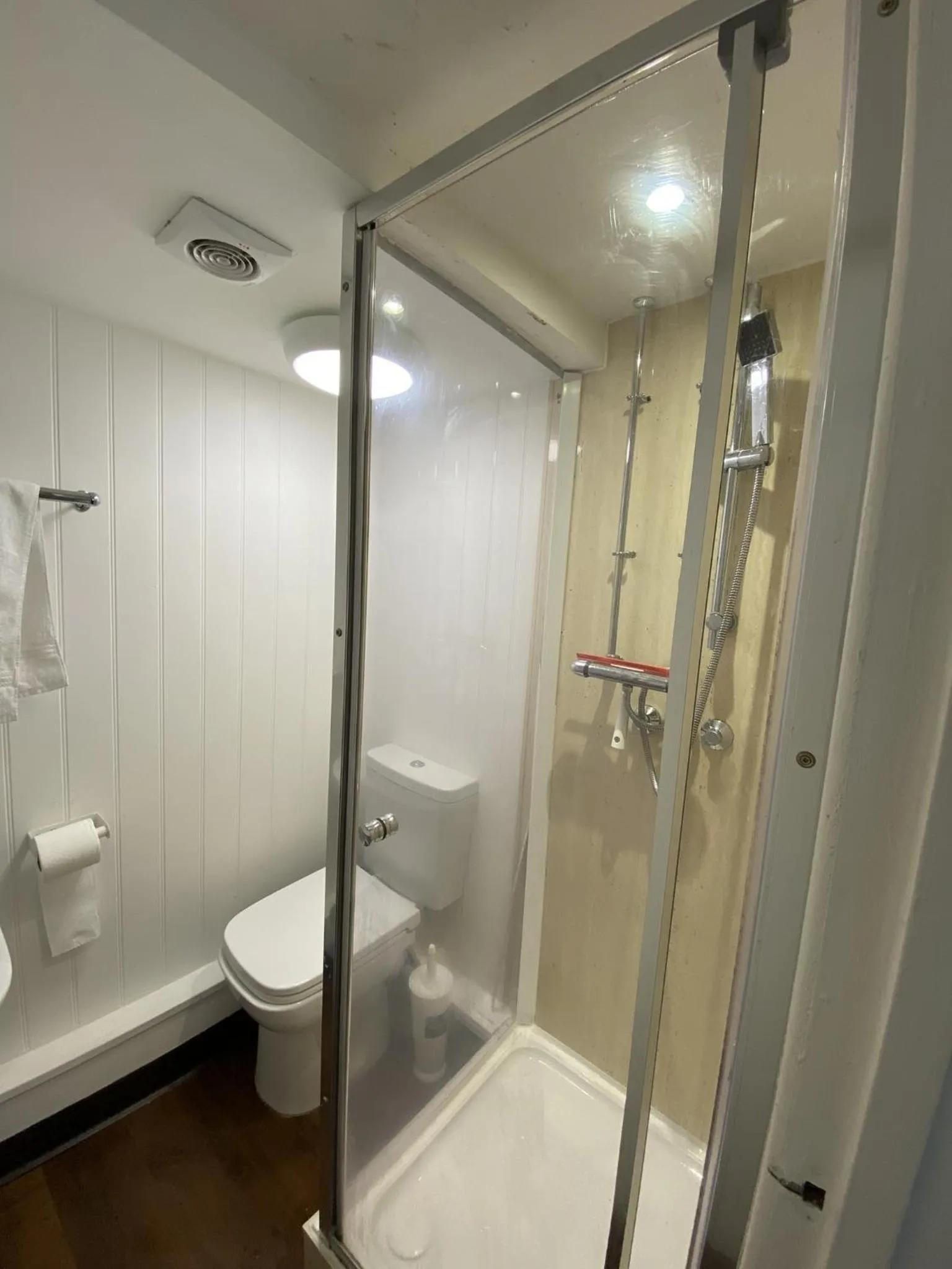 Bathroom in Wheatsheaf Hotel