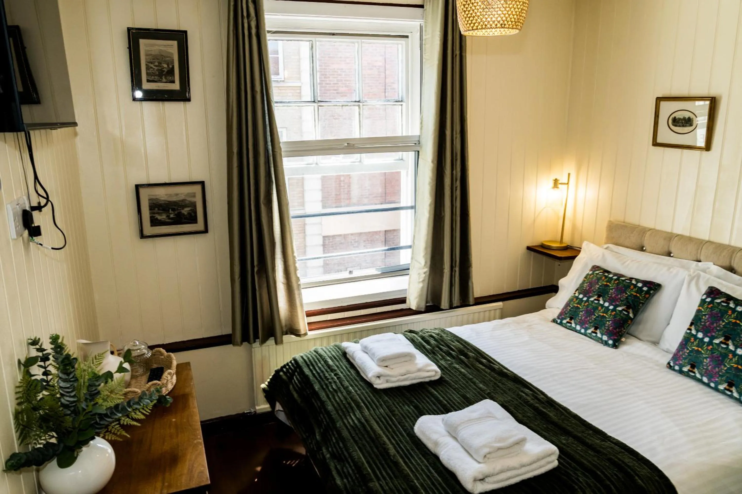 Bedroom, Bed in Wheatsheaf Hotel