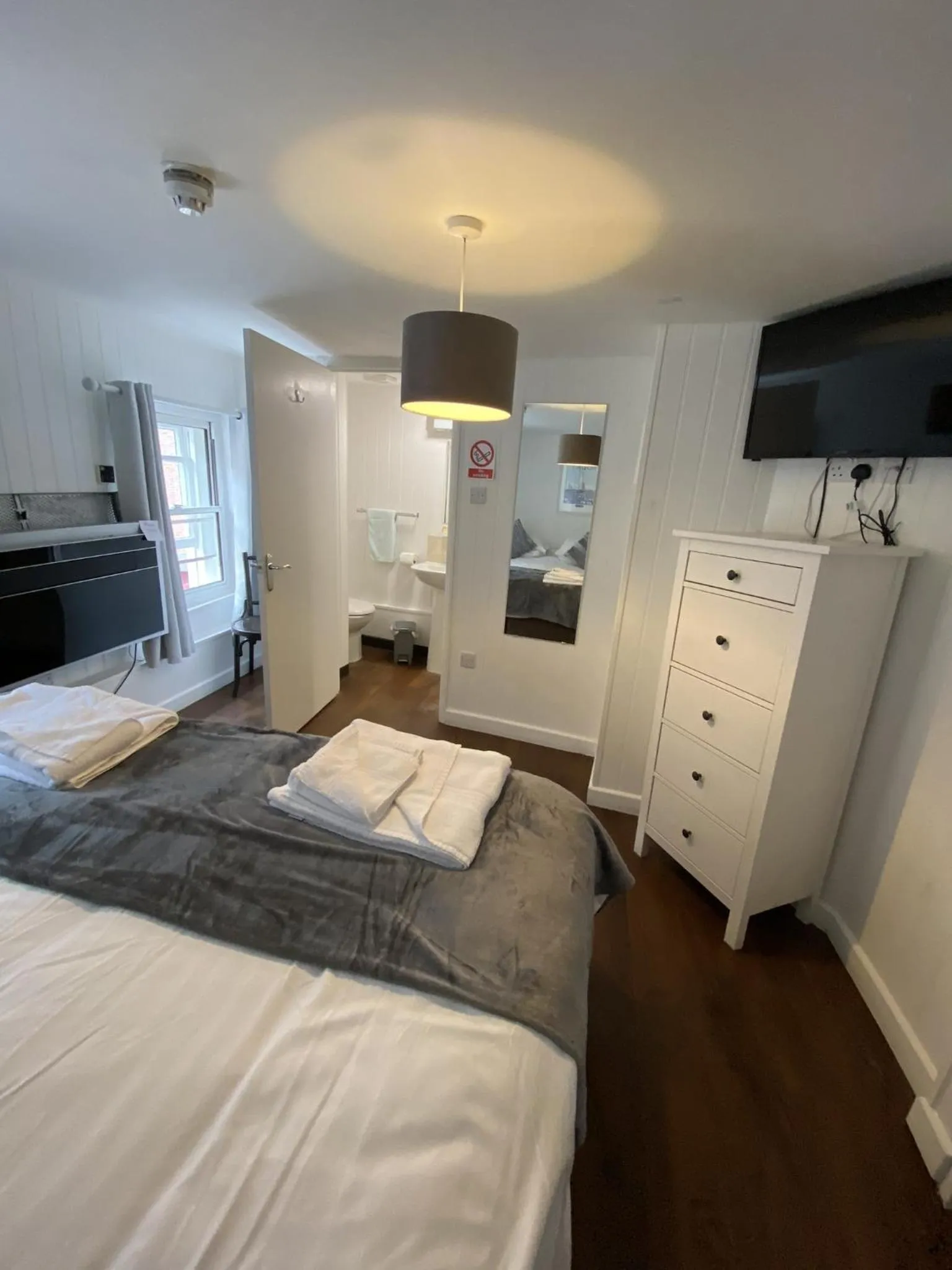 Bedroom, Bed in Wheatsheaf Hotel