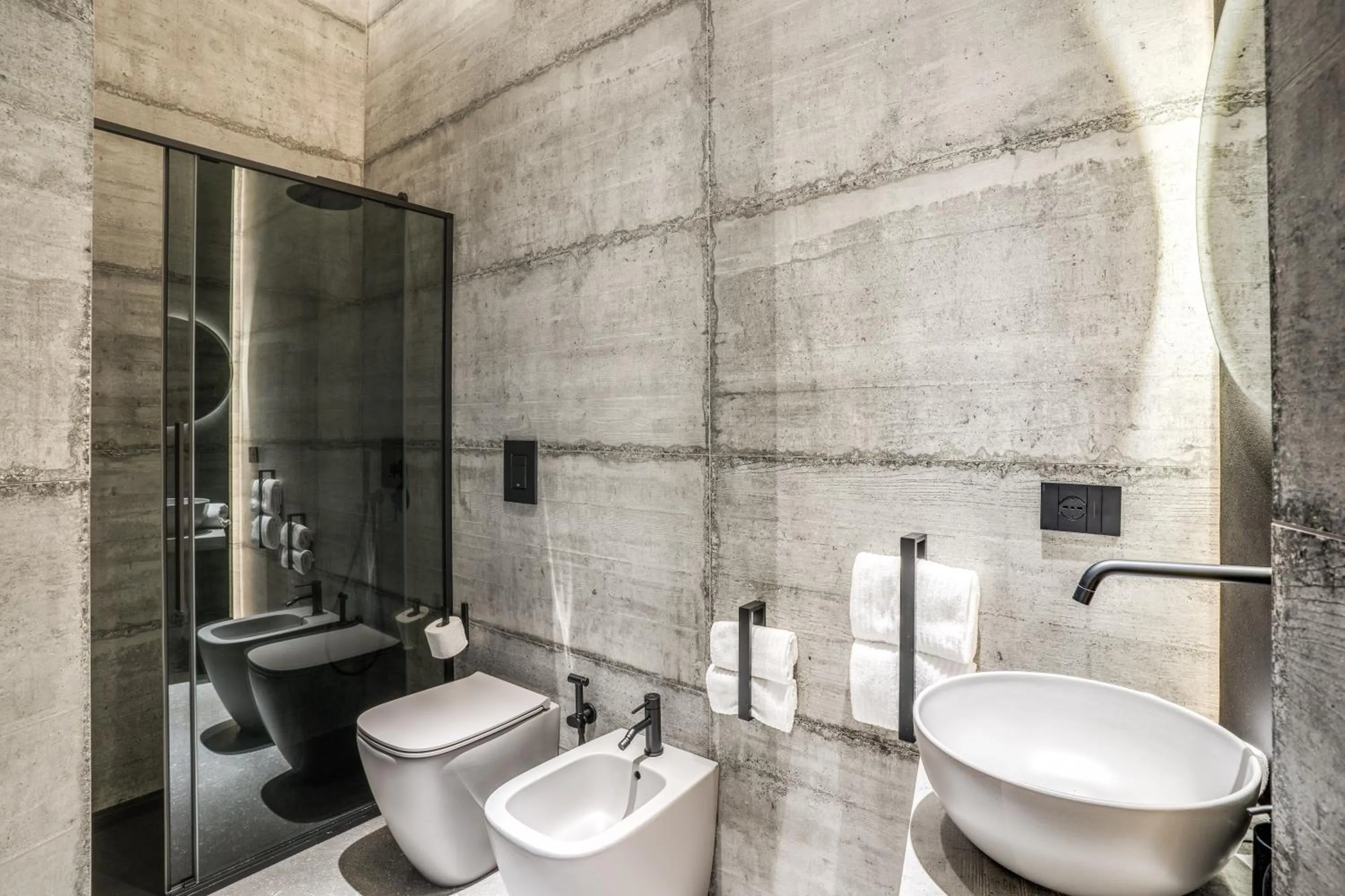 Shower in Gallery Experience Napoli