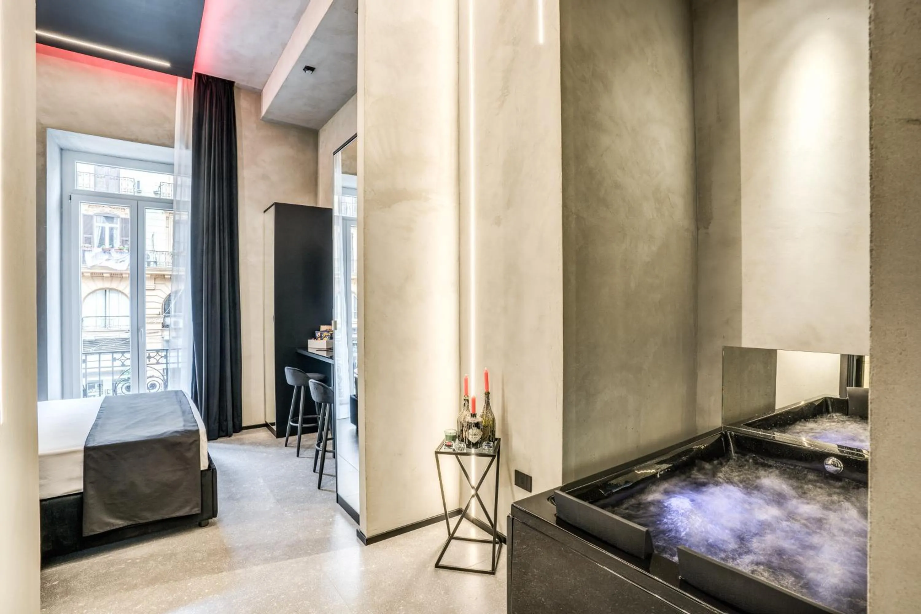 Hot Tub in Gallery Experience Napoli