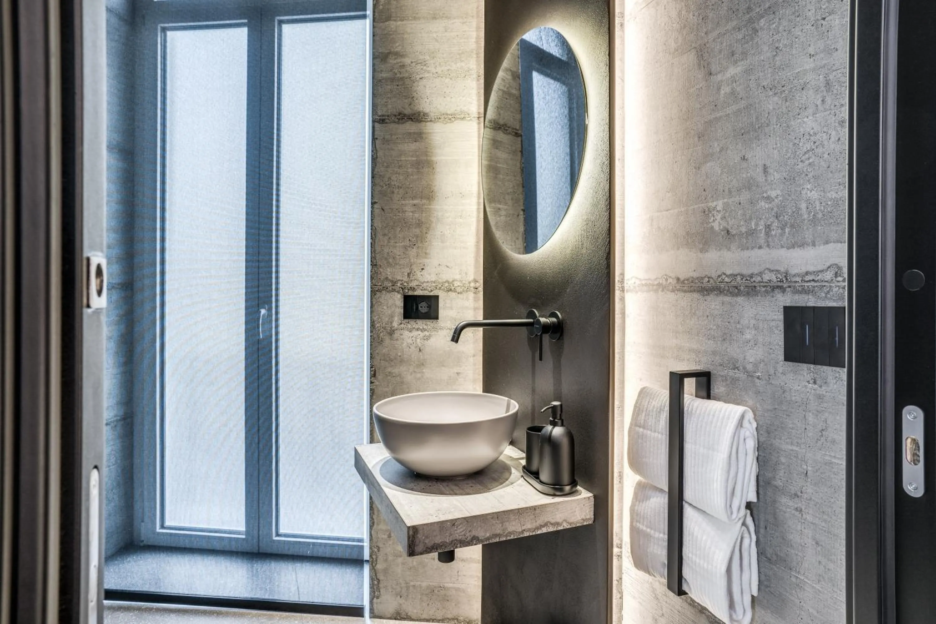 Shower in Gallery Experience Napoli