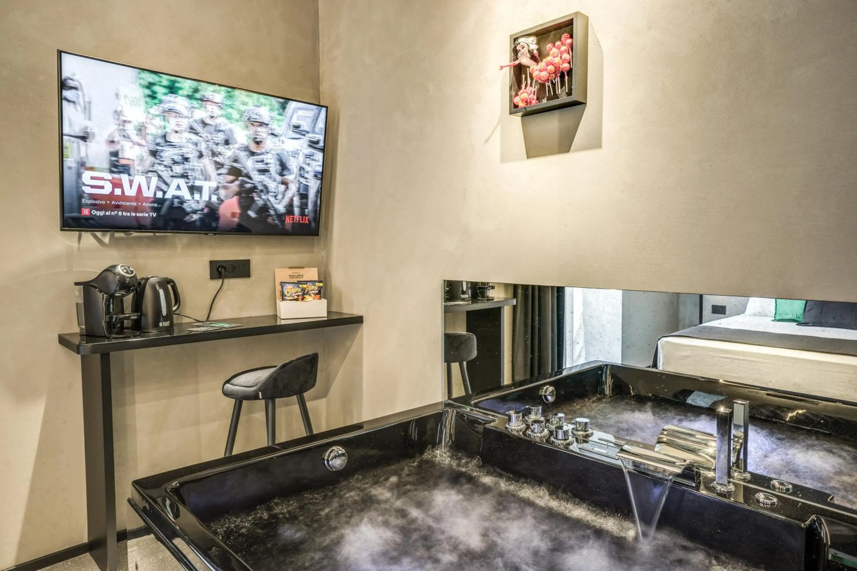 Hot Tub in Gallery Experience Napoli