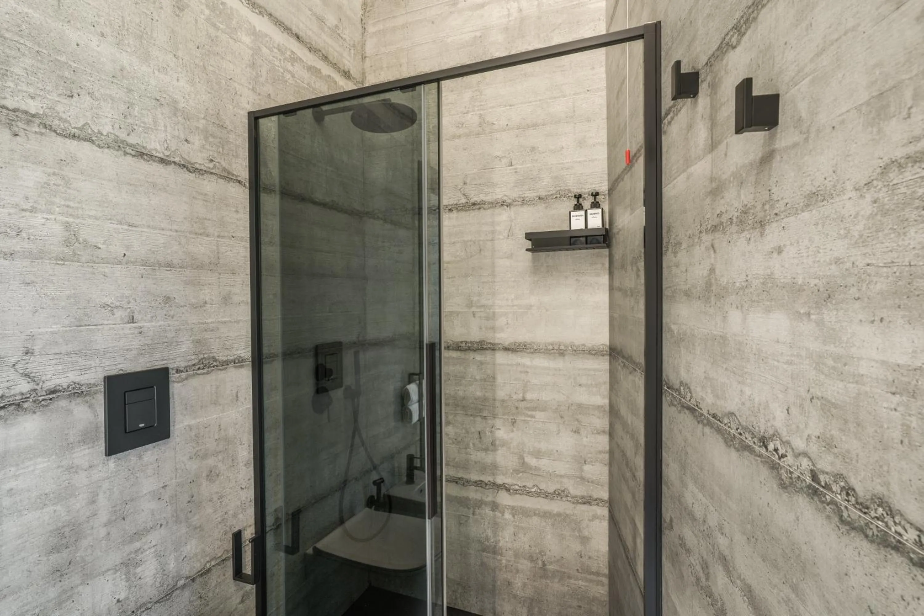 Shower in Gallery Experience Napoli