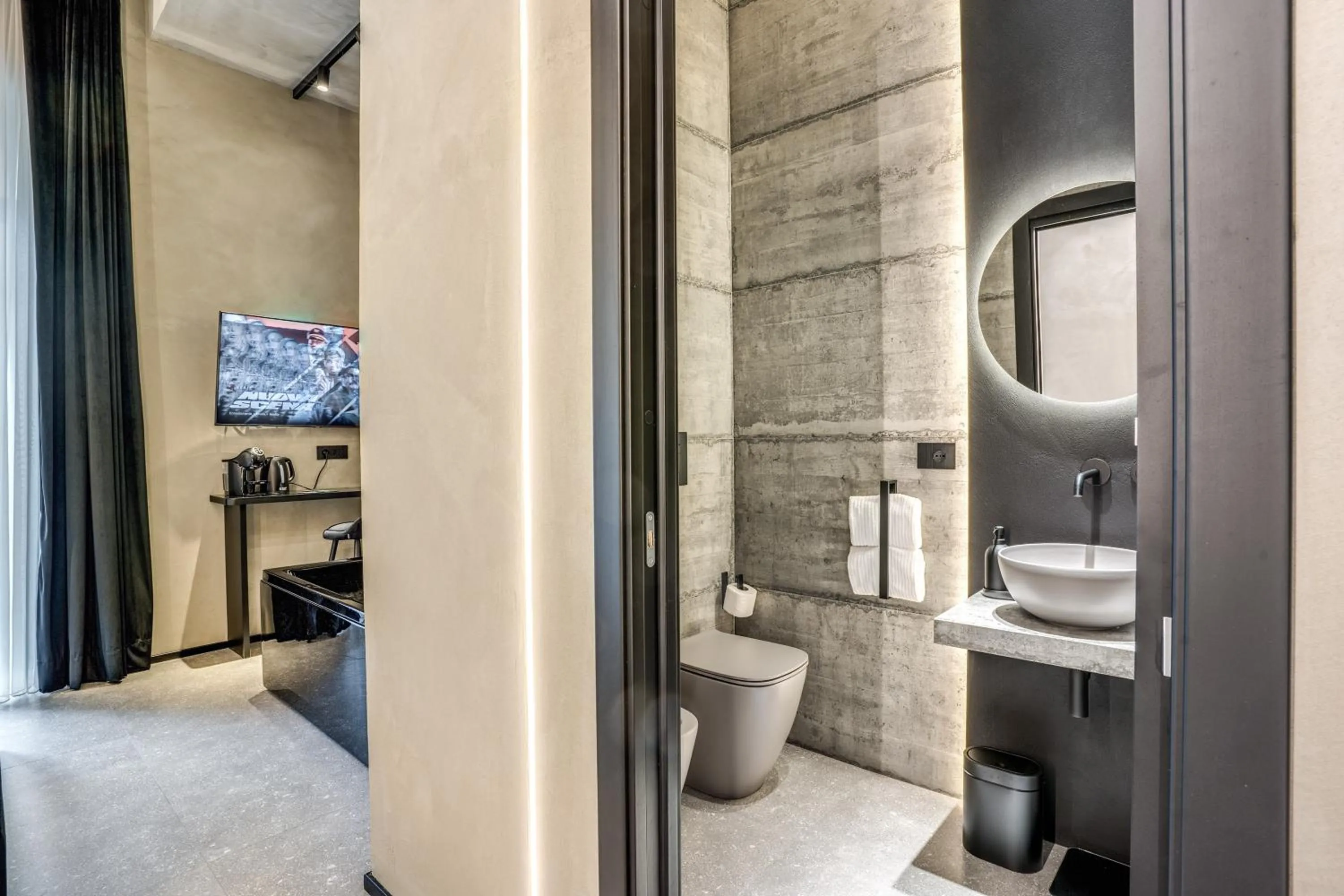 Shower in Gallery Experience Napoli