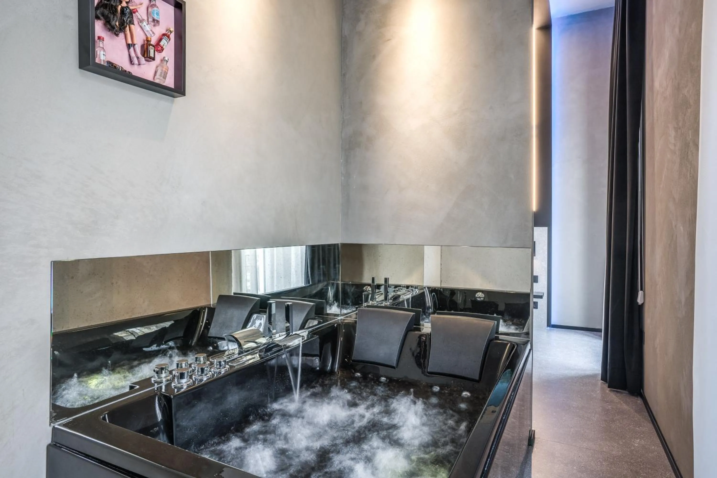 Hot Tub in Gallery Experience Napoli