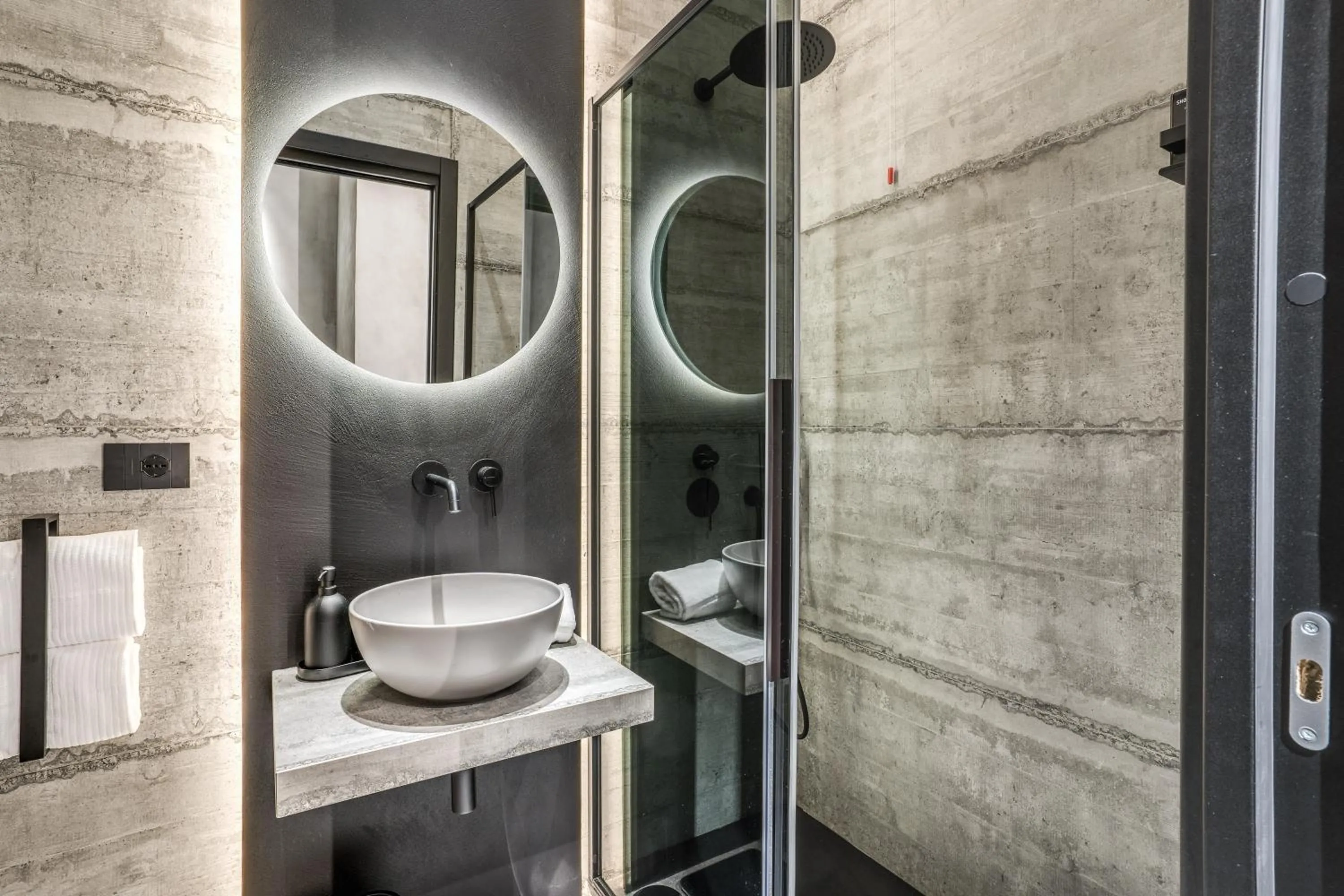 Shower in Gallery Experience Napoli