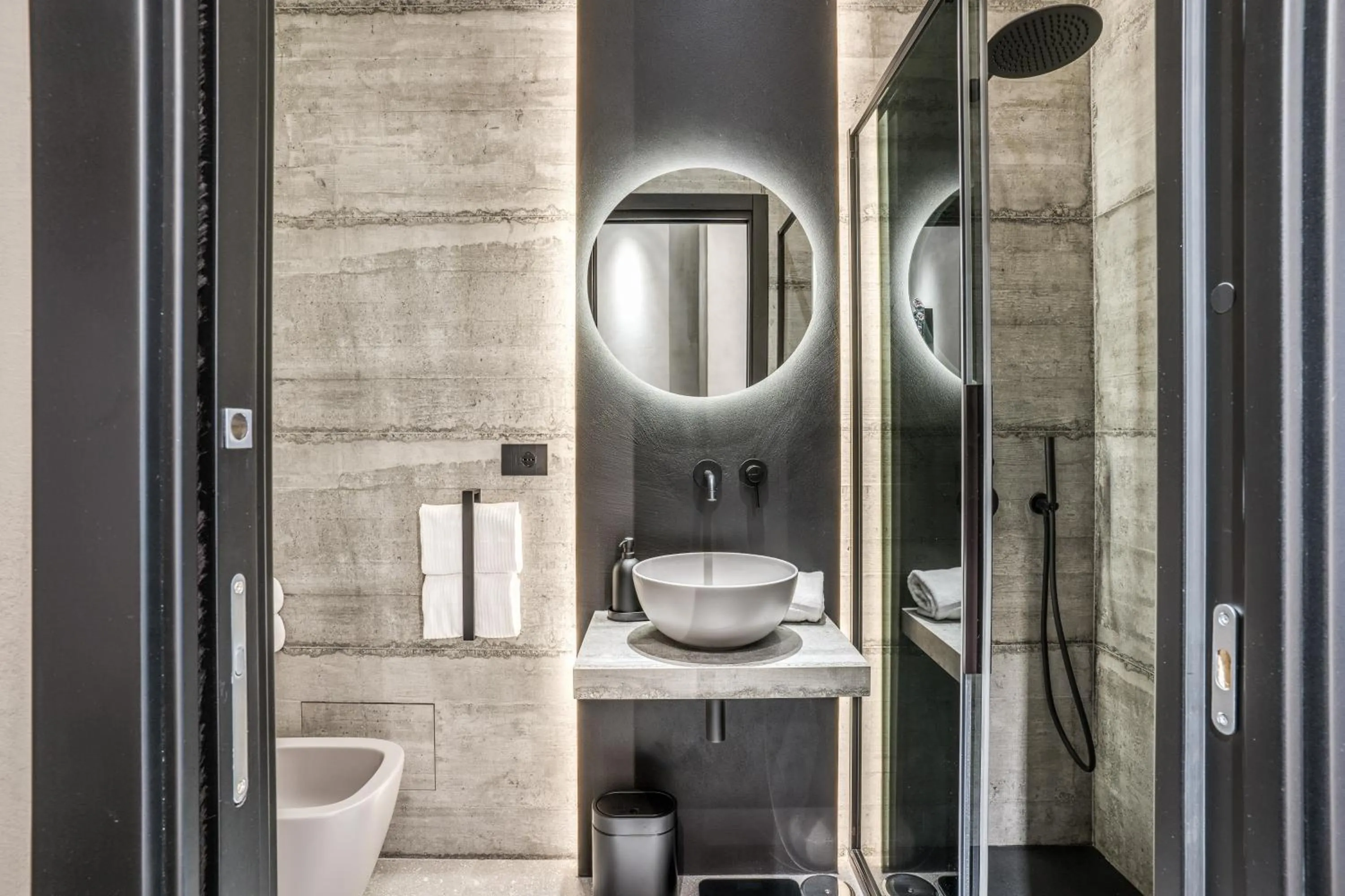 Shower in Gallery Experience Napoli