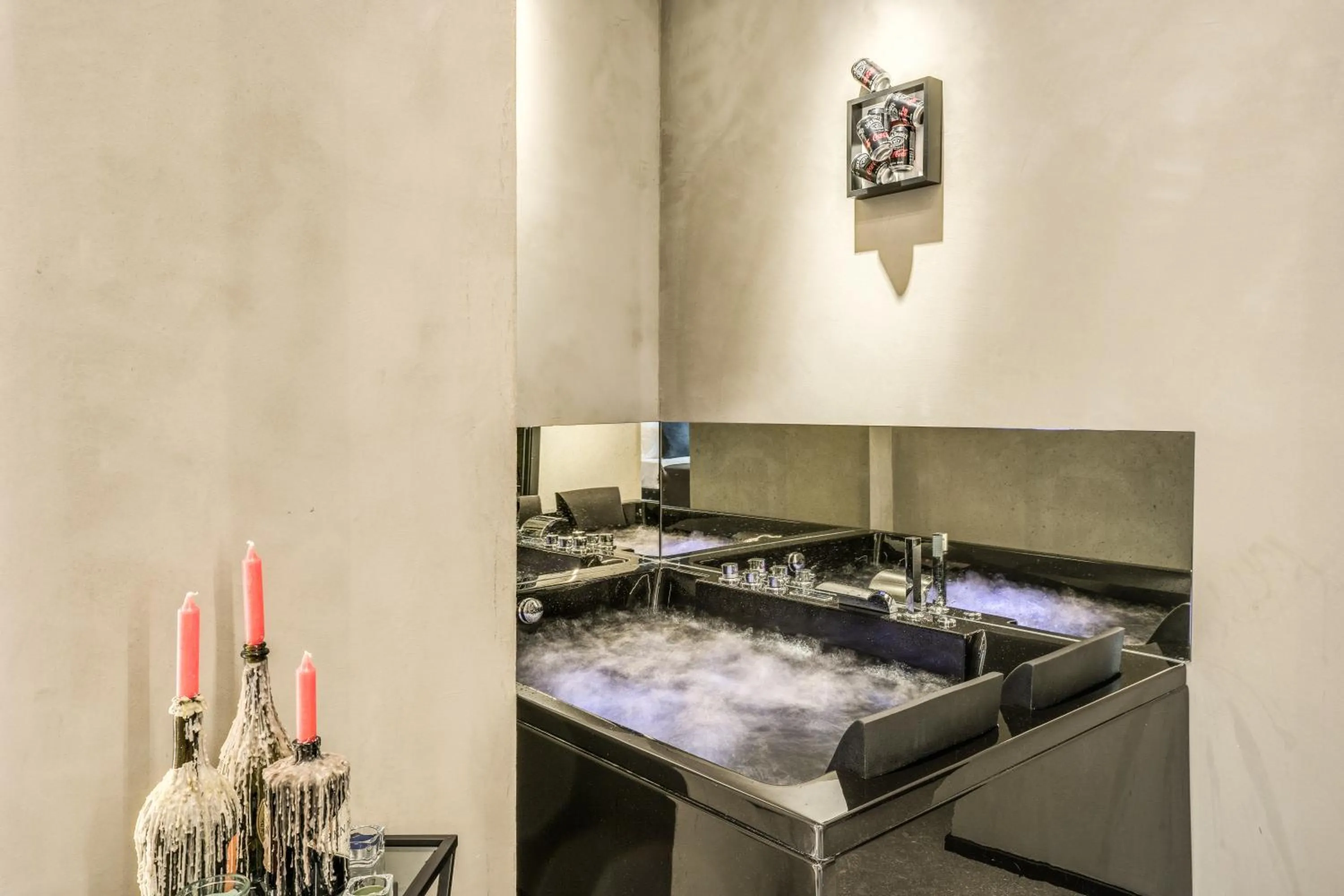 Hot Tub in Gallery Experience Napoli