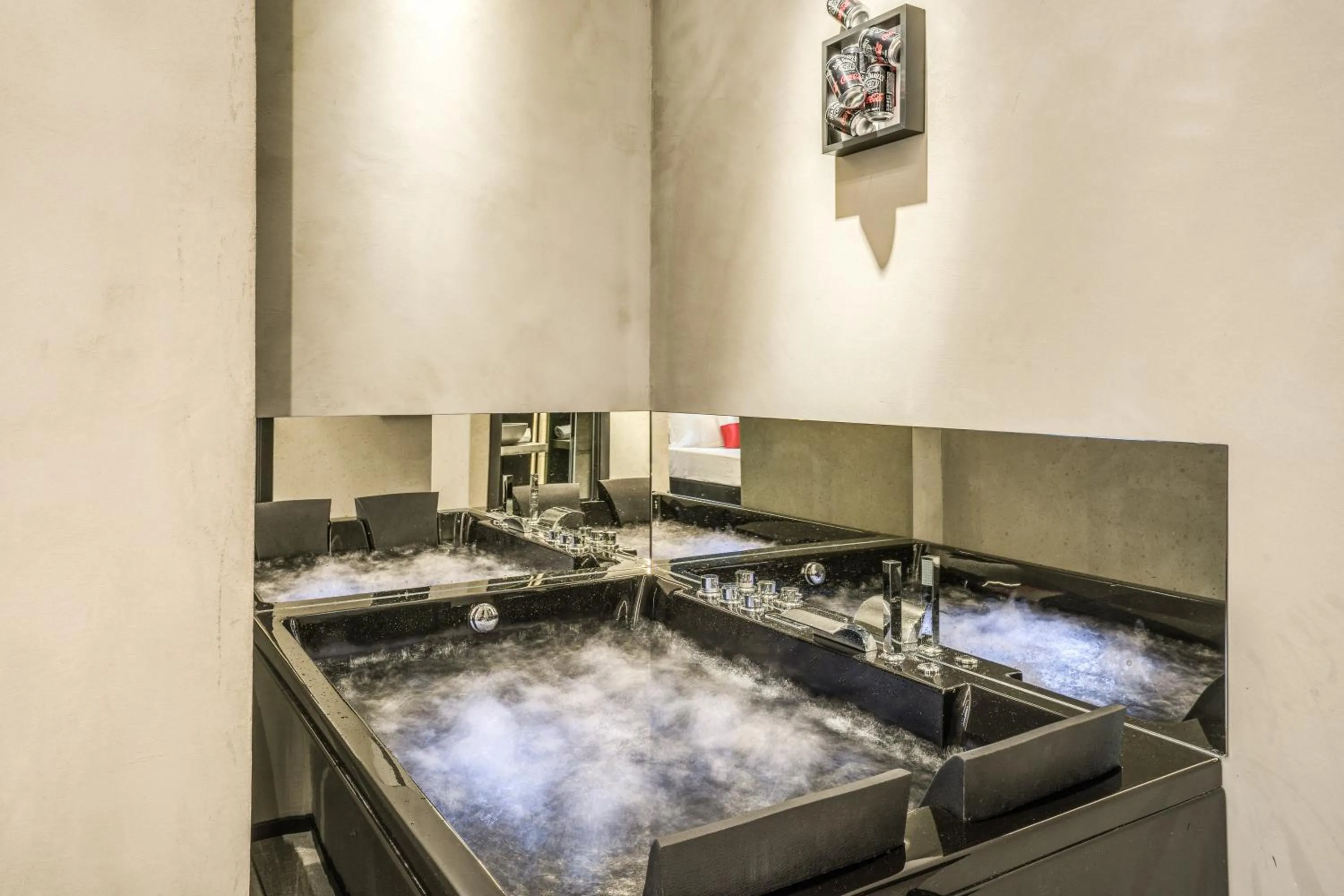 Hot Tub in Gallery Experience Napoli