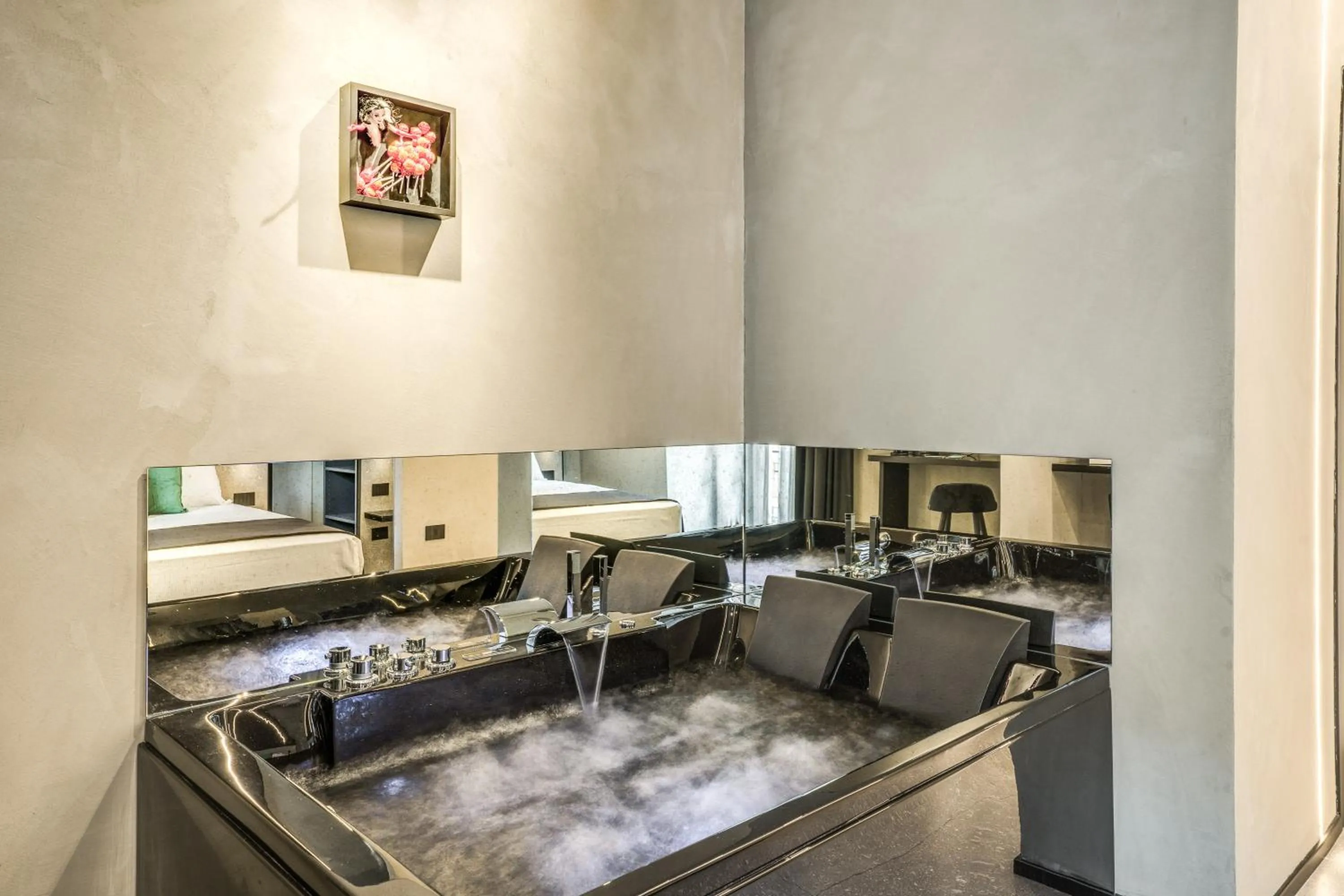 Hot Tub in Gallery Experience Napoli